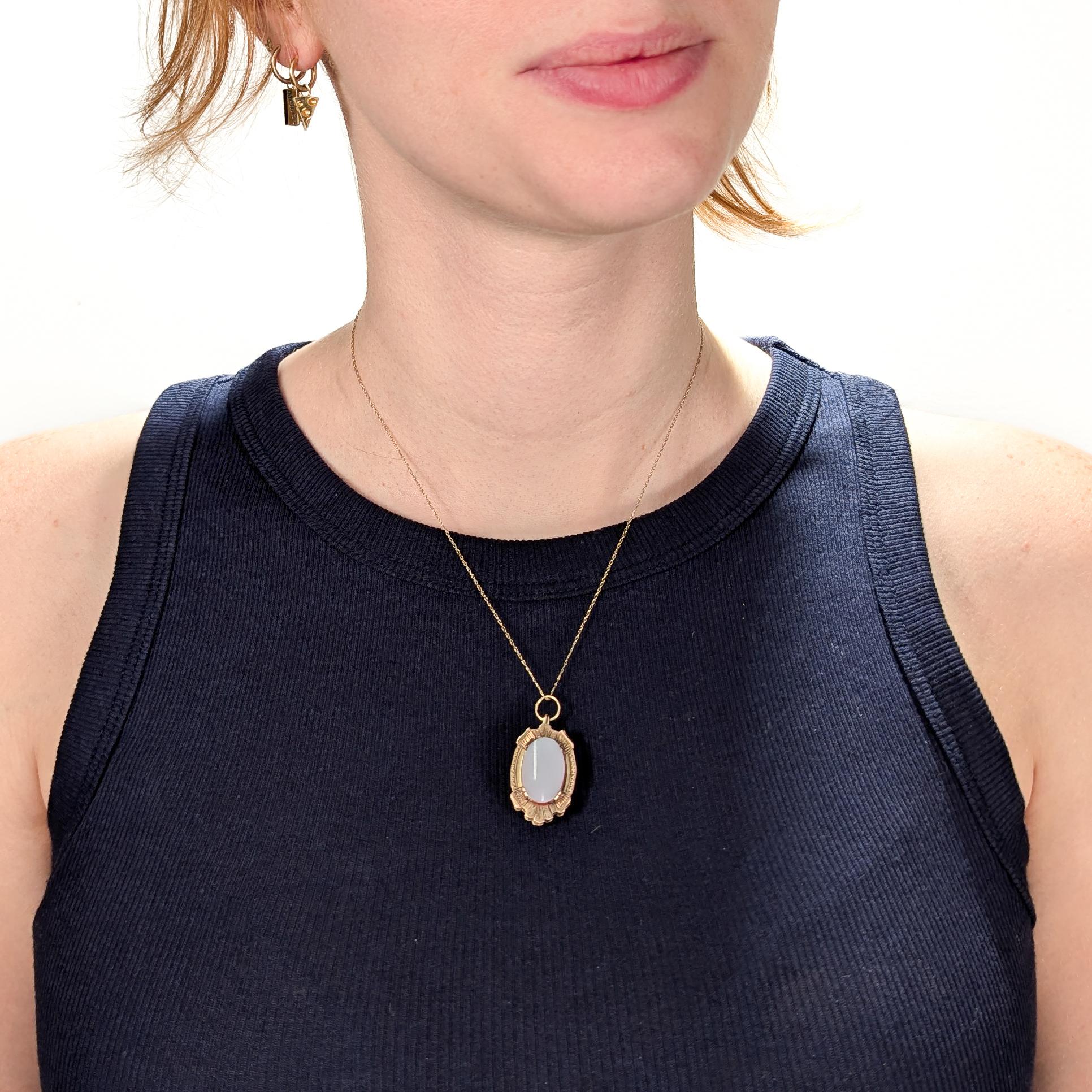 Pendentif en or et agate de l'époque victorienne.

En or jaune 14 carats.

Whiting avec un cabochon d'agate à bande plate serti sur les deux côtés - l'un blanc et rose et l'autre noir et blanc. 

Le pendentif est articulé en haut et s'ouvre pour