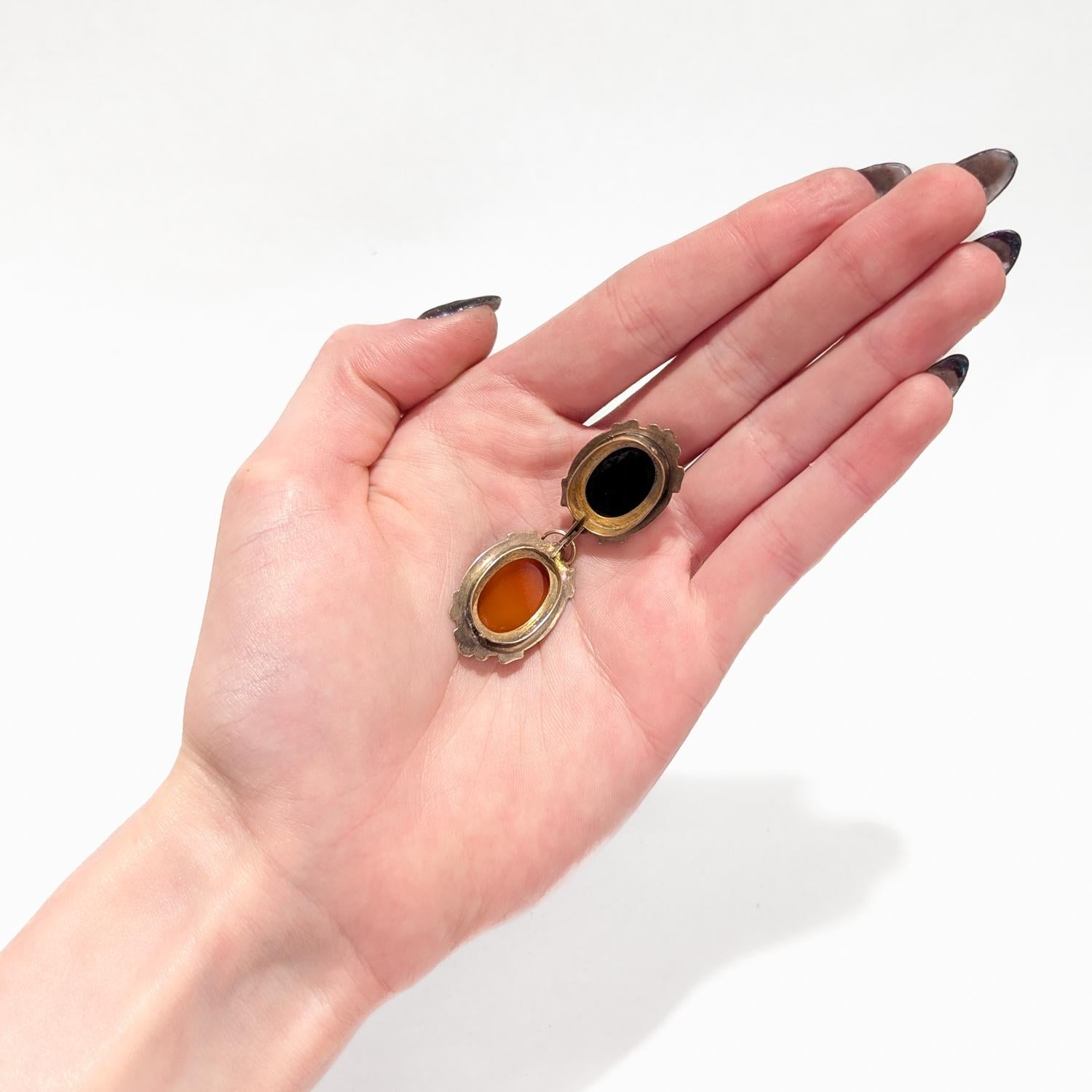 Pendentif médaillon victorien ancien double face en or 14 carats et agate cabochon en vente 3