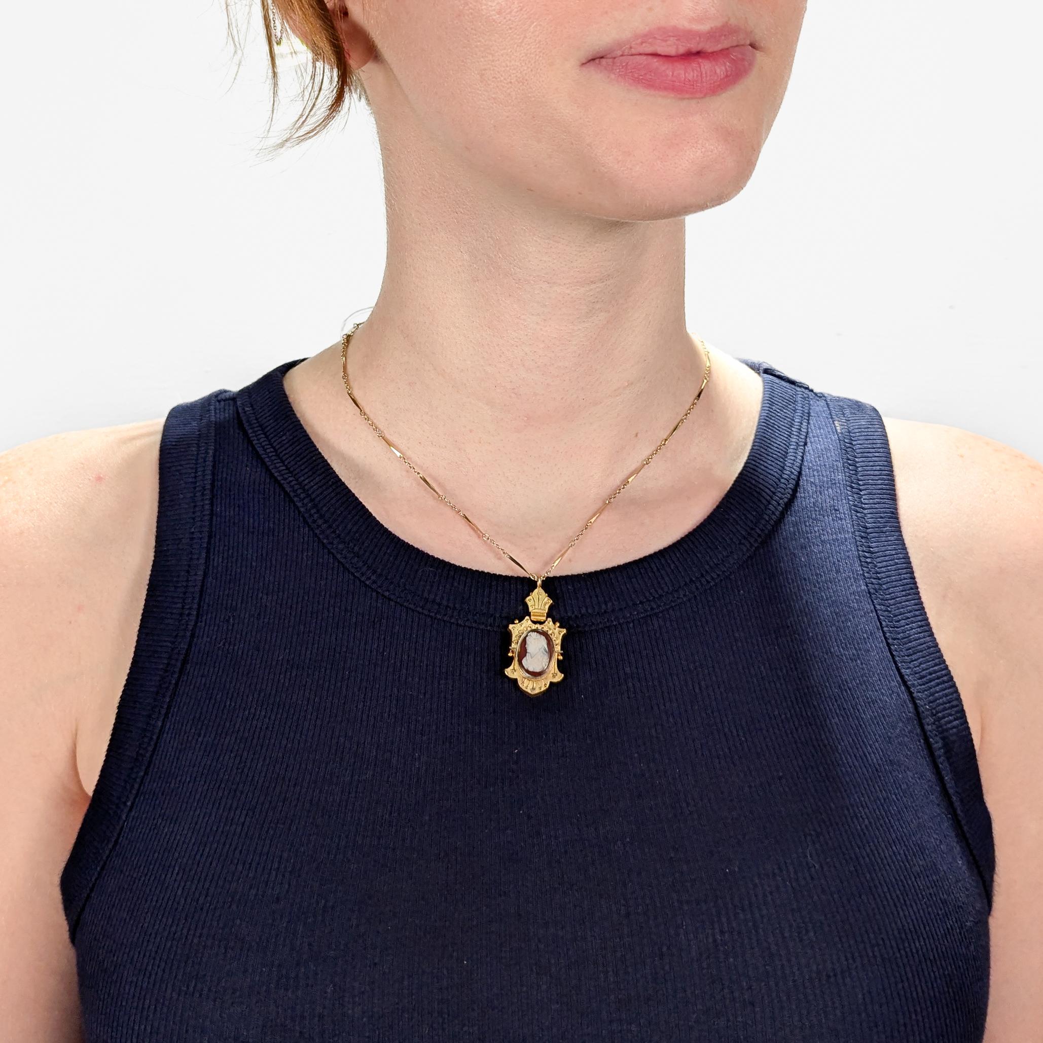 Un beau pendentif victorien ancien pour un collier.

En or 14 carats.

Centré sur un camée en agate ou en pierre dure, sculpté en saumon et blanc, représentant une belle jeune femme.

La monture avec le grillage et la granulation.

La partie