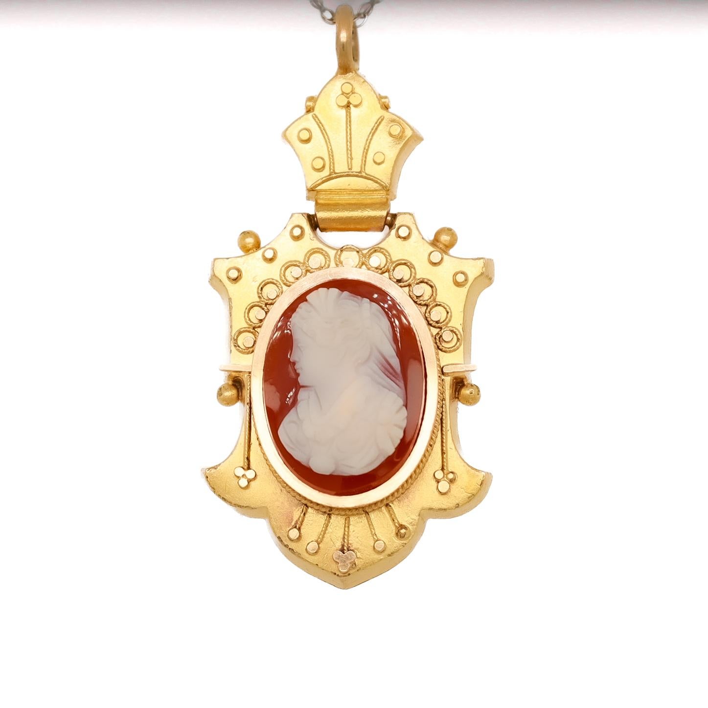 Taille ronde Pendentif camée victorien ancien en or 14 carats et agate en vente