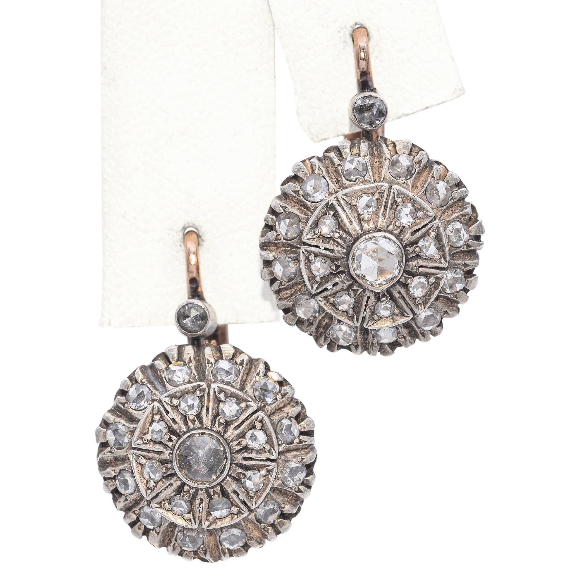 Boucles d'oreilles victoriennes anciennes en or et argent 14 carats avec grappe de diamants taille rose Bon état - En vente à New York, NY