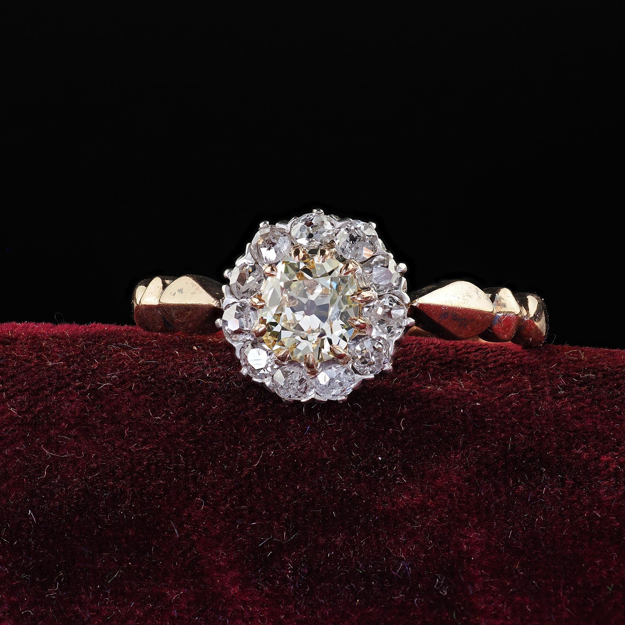 Bellissimo anello di fidanzamento antico vittoriano in oro e argento 14K con diamanti Old Mine - GIA. Questo bellissimo anello di fidanzamento vittoriano con diamante taglio old mine è realizzato in oro giallo 14k e argento. Questo bellissimo anello