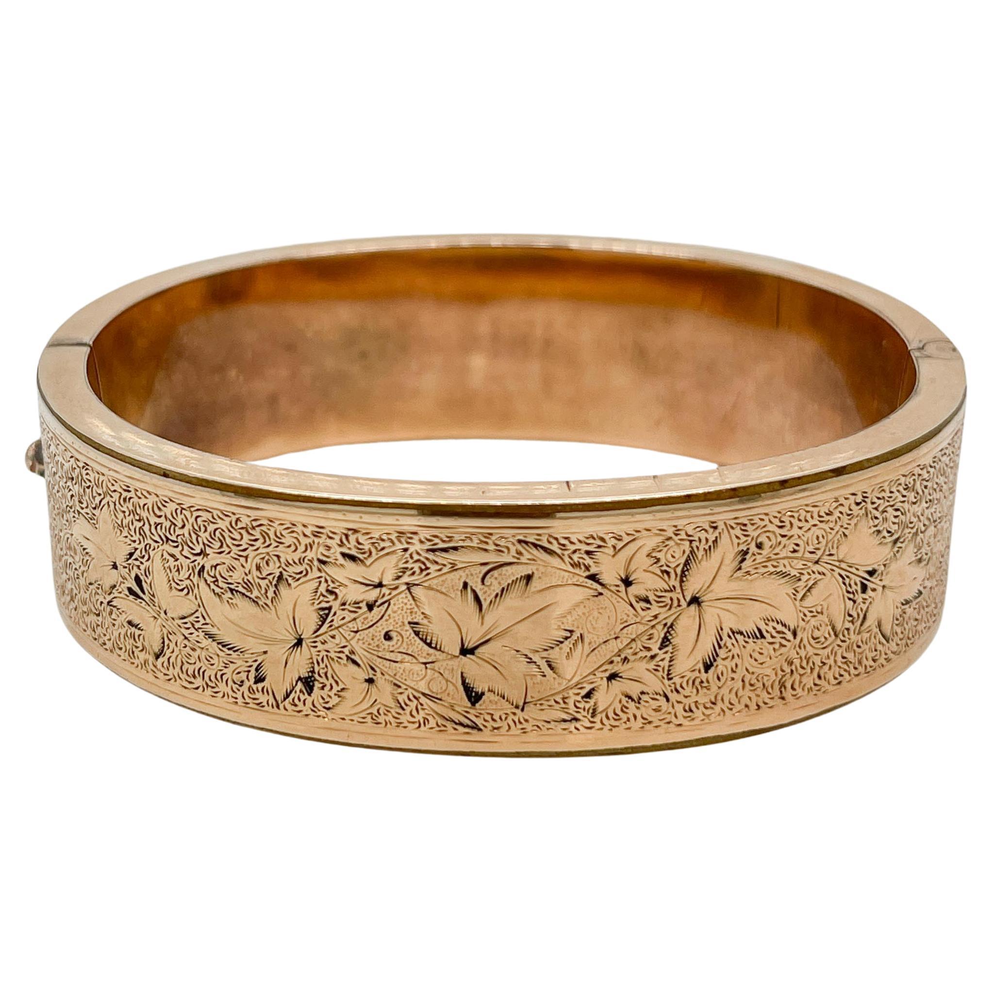 Ein schönes antikes viktorianisches Armband.

Aus 14 Karat Gelbgold.

Mit glänzend geschliffenen und schwarz emaillierten Verzierungen.

Der Verschluss hat einen inneren Sicherheitsriemen, der mit einem Patent aus dem Jahr 1870 versehen ist.