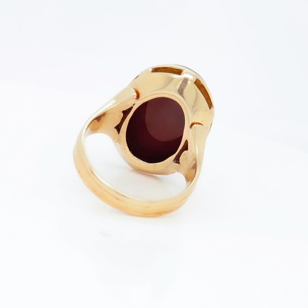 Bague de style signet victorien antique en or 14 carats et agate sculptée en vente 1