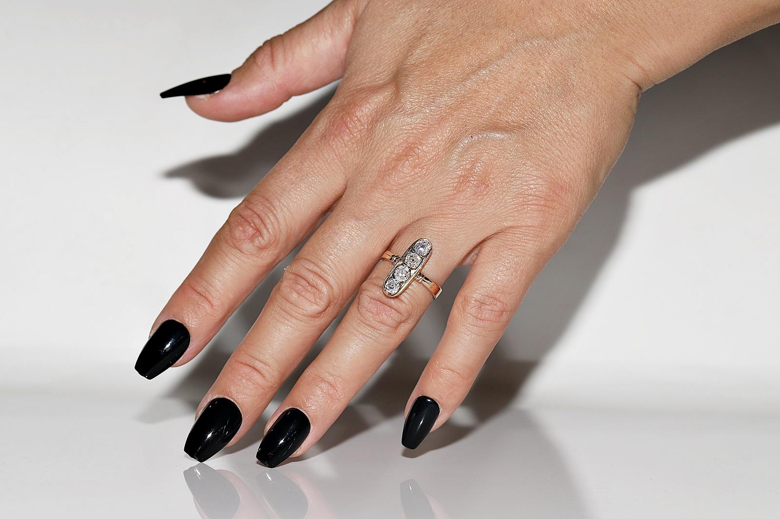 In sehr gutem Zustand.
Das Gesamtgewicht beträgt 3.3 Gramm.
Insgesamt ist der Diamant 1,35 ct.
Der Diamant hat die Farbe H und die Reinheit vs-s1-S2.
Ringgröße ist US 6
Wir können jede Größe herstellen.
Der Schaft wird erneuert  Teil des Rings
Die