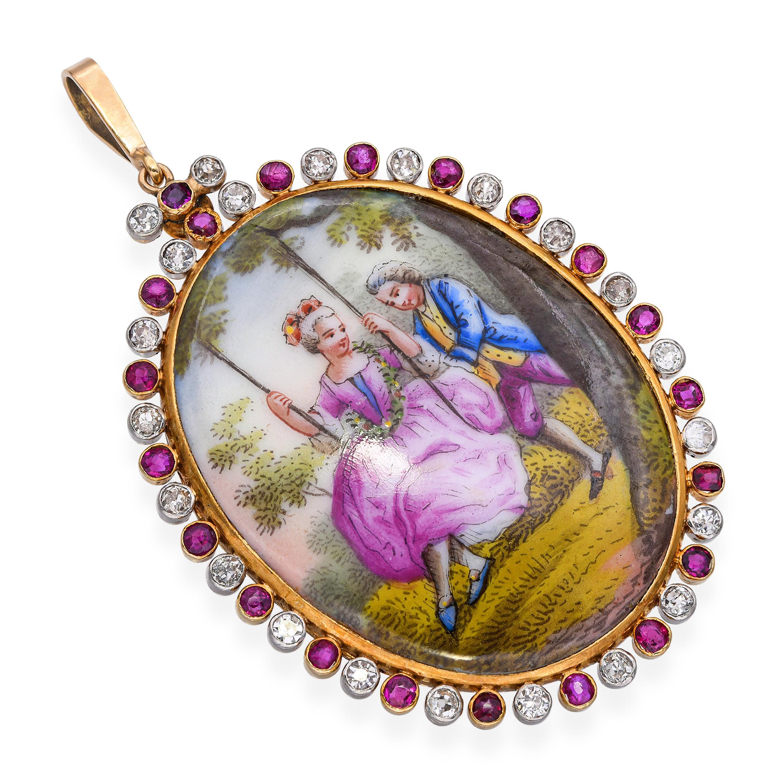Cet exquis pendentif médaillon antique présente une scène miniature peinte à la main dans de l'or jaune 14 carats, rehaussée de 0,414ctw de diamants étincelants et de 0,415ctw de rubis éclatants. L'art complexe du motif peint évoque le charme d'une