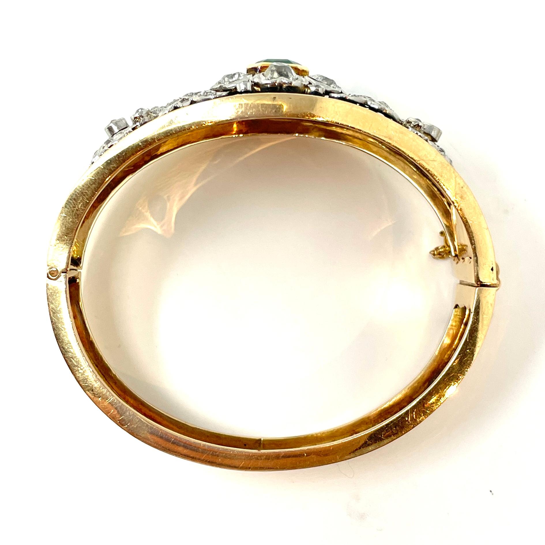 Bracelet jonc victorien ancien en or 14 carats émaillé, diamants et émeraudes en vente 1