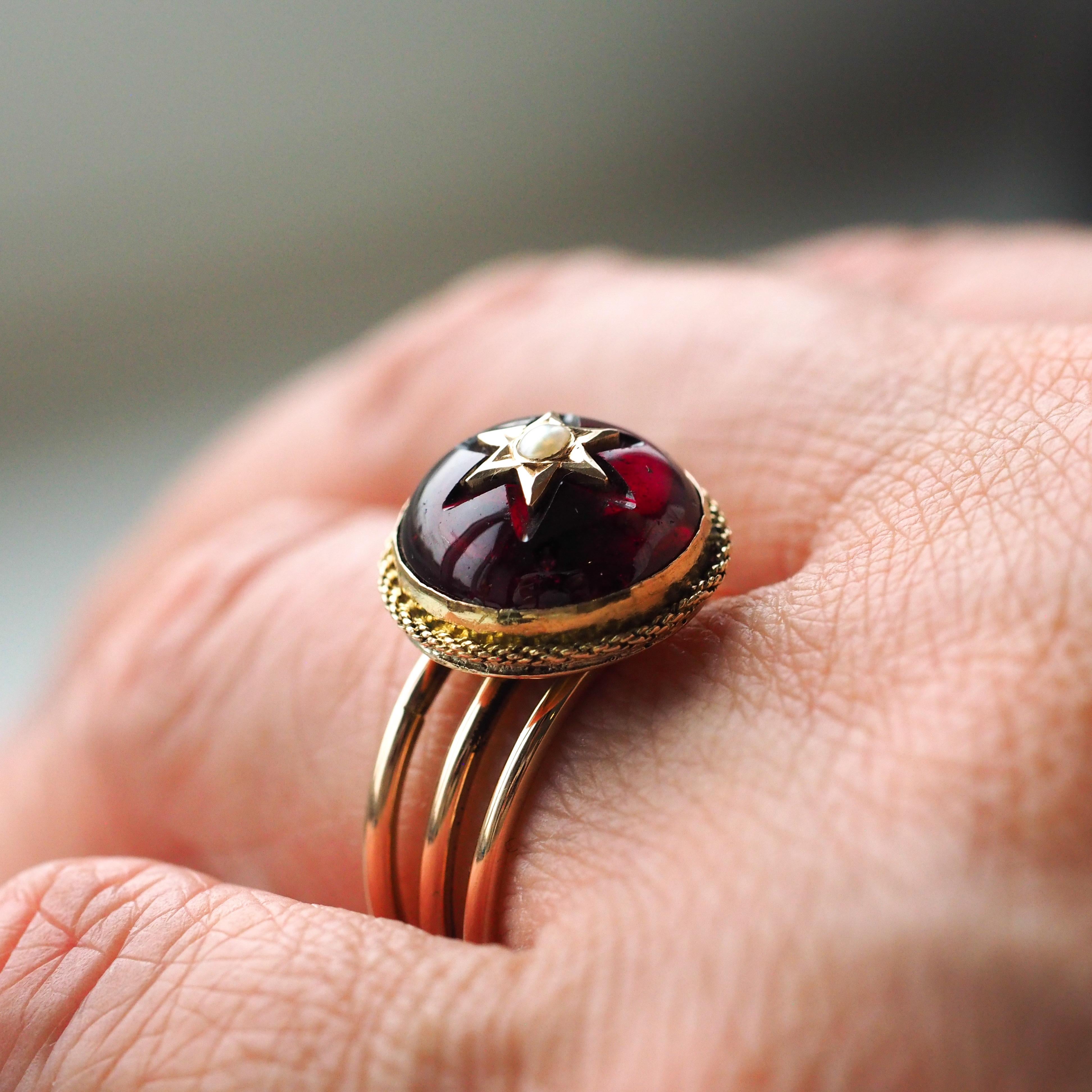 Bague victorienne ancienne en or 14 carats avec grenat cabochon étoilé et perle de rocaille, c.1880 en vente 9