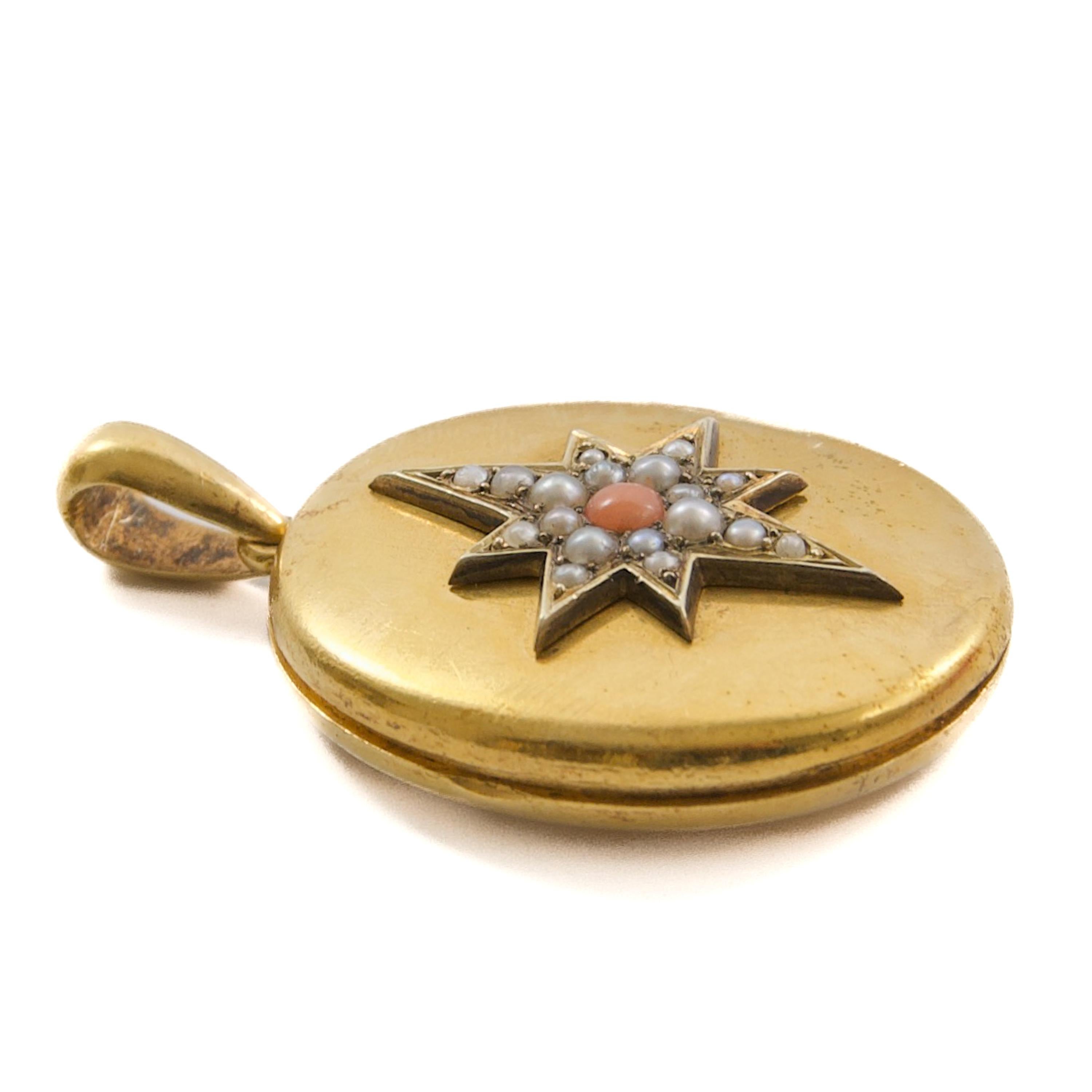 Antique Victorian 14K Gold Locket Pendant with Seed Pearls and Coral (Rundschliff) im Angebot