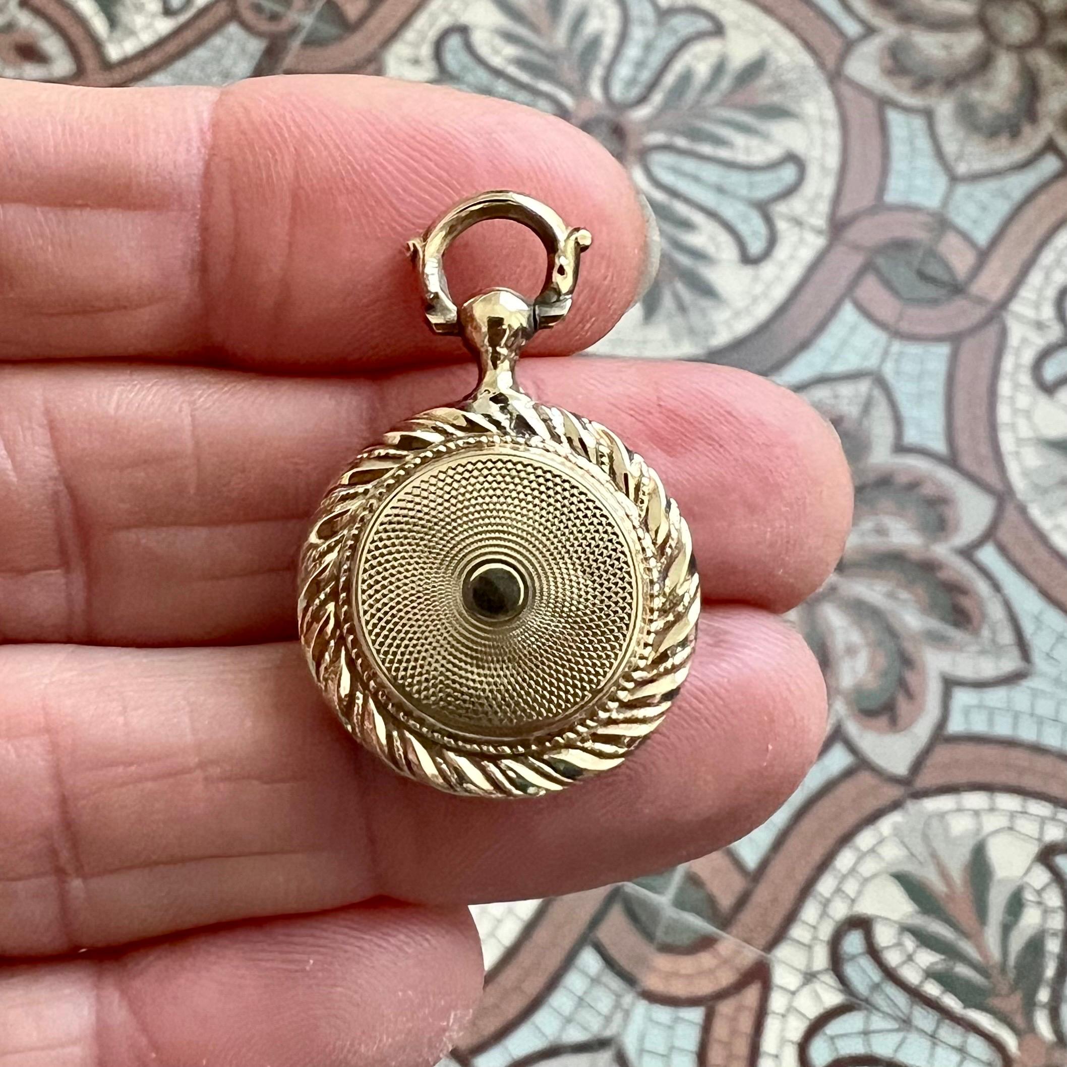 Antique Victorian 14K Gold Locket Pendant with Woven Hair, Memorial Jewelry In Good Condition For Sale In Rotterdam, NL