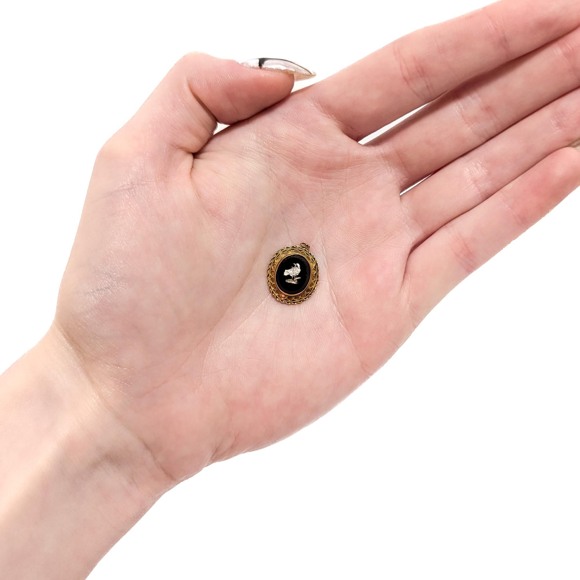 Pendentif ou breloque pour bracelet à breloques en or et micromosaïque de l'époque victorienne.

En or jaune 14 carats.

Whiting avec une micromosaïque centrale sertie d'un oiseau blanc sur fond noir. 

La monture en or est ornée d'un fil métallique