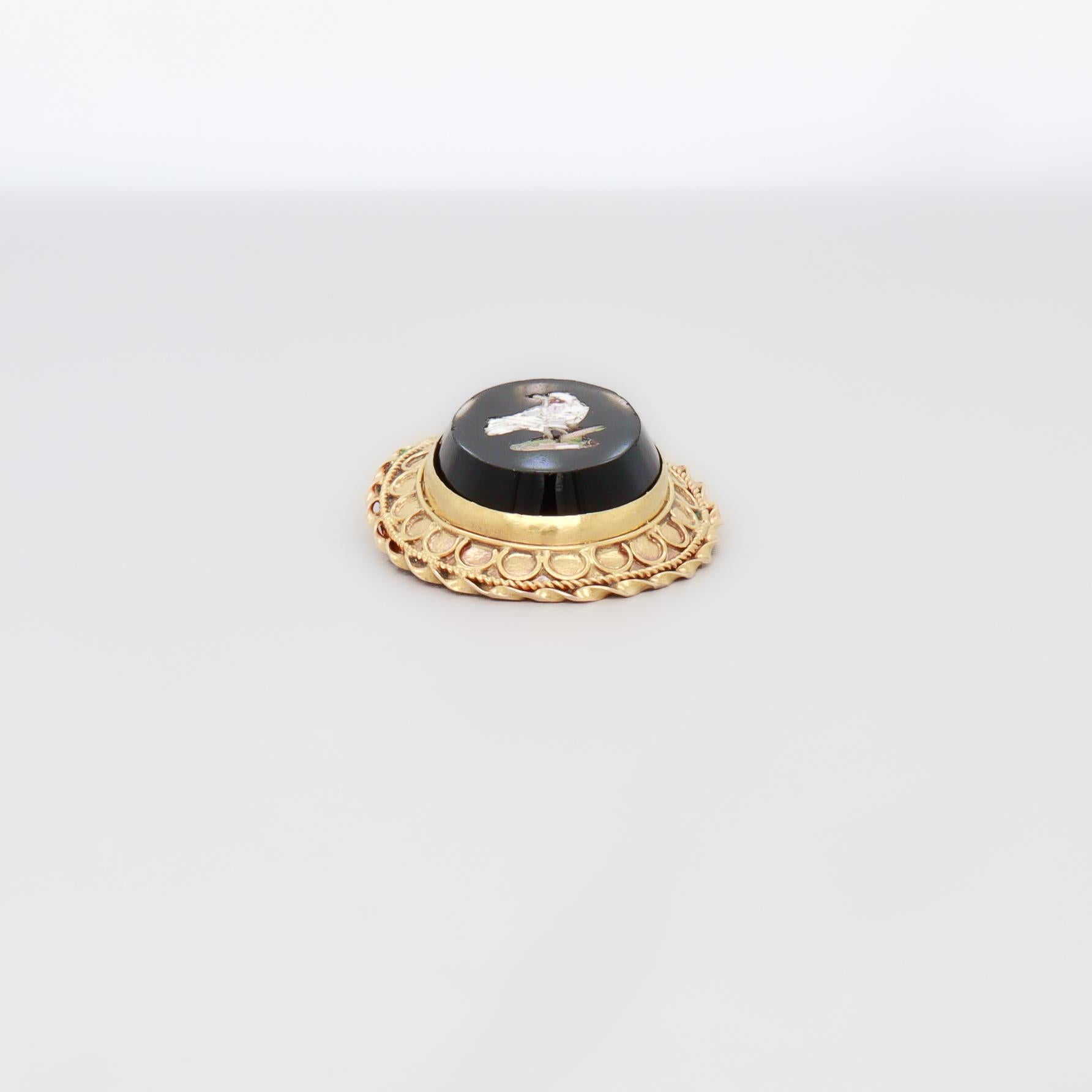 Pendentif ou charme pour bracelet en or 14K antique victorien en forme d'oiseau en micromosaïque en vente 2