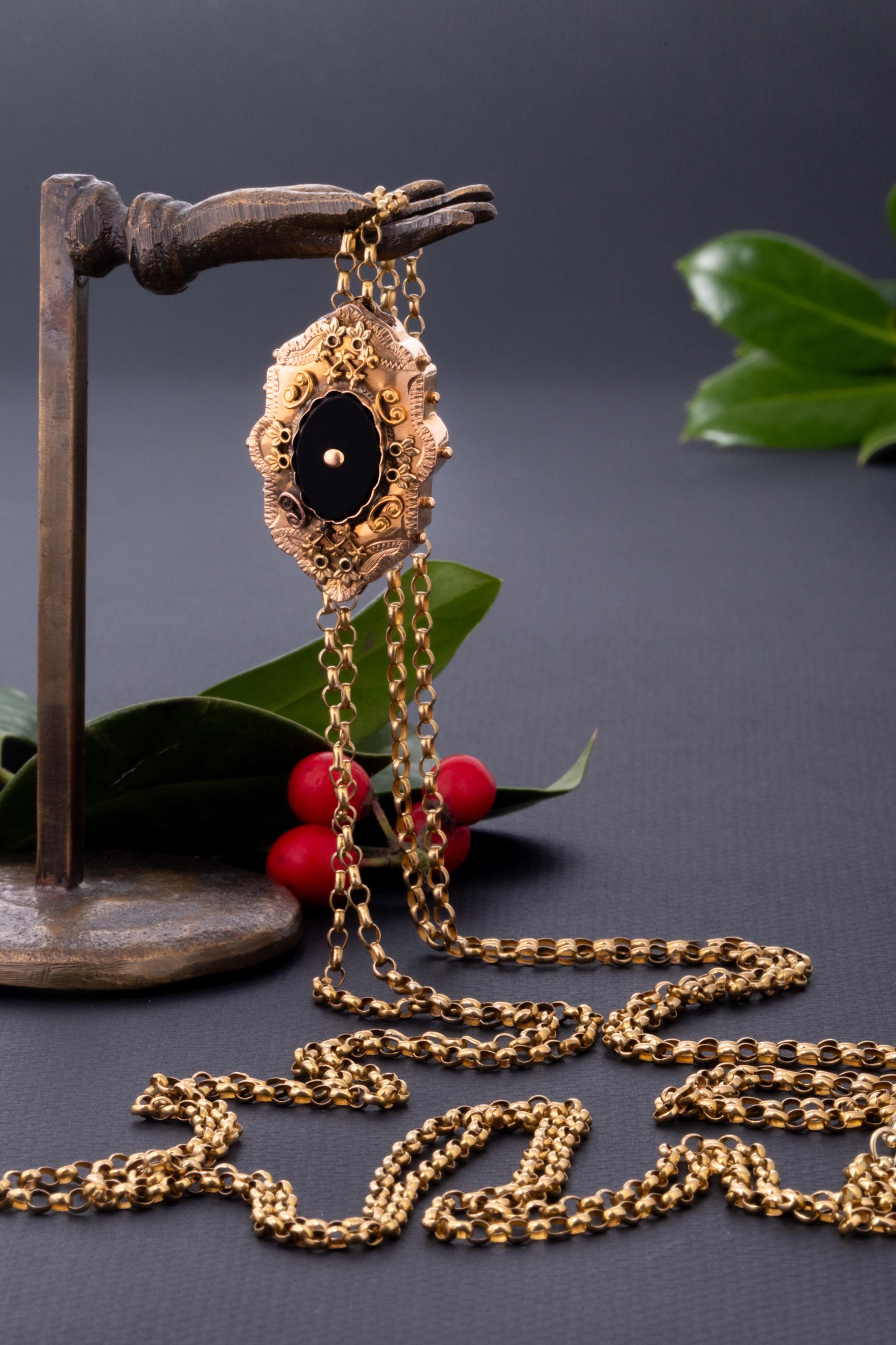 An extremely rare and highly collectable VERY LONG gold chain necklace in solid 14ct yellow gold.

The chain is preserved in a superb state and has two original locks. A chunky slide lock is decorated with two onyx plates on both sides. The onyx has