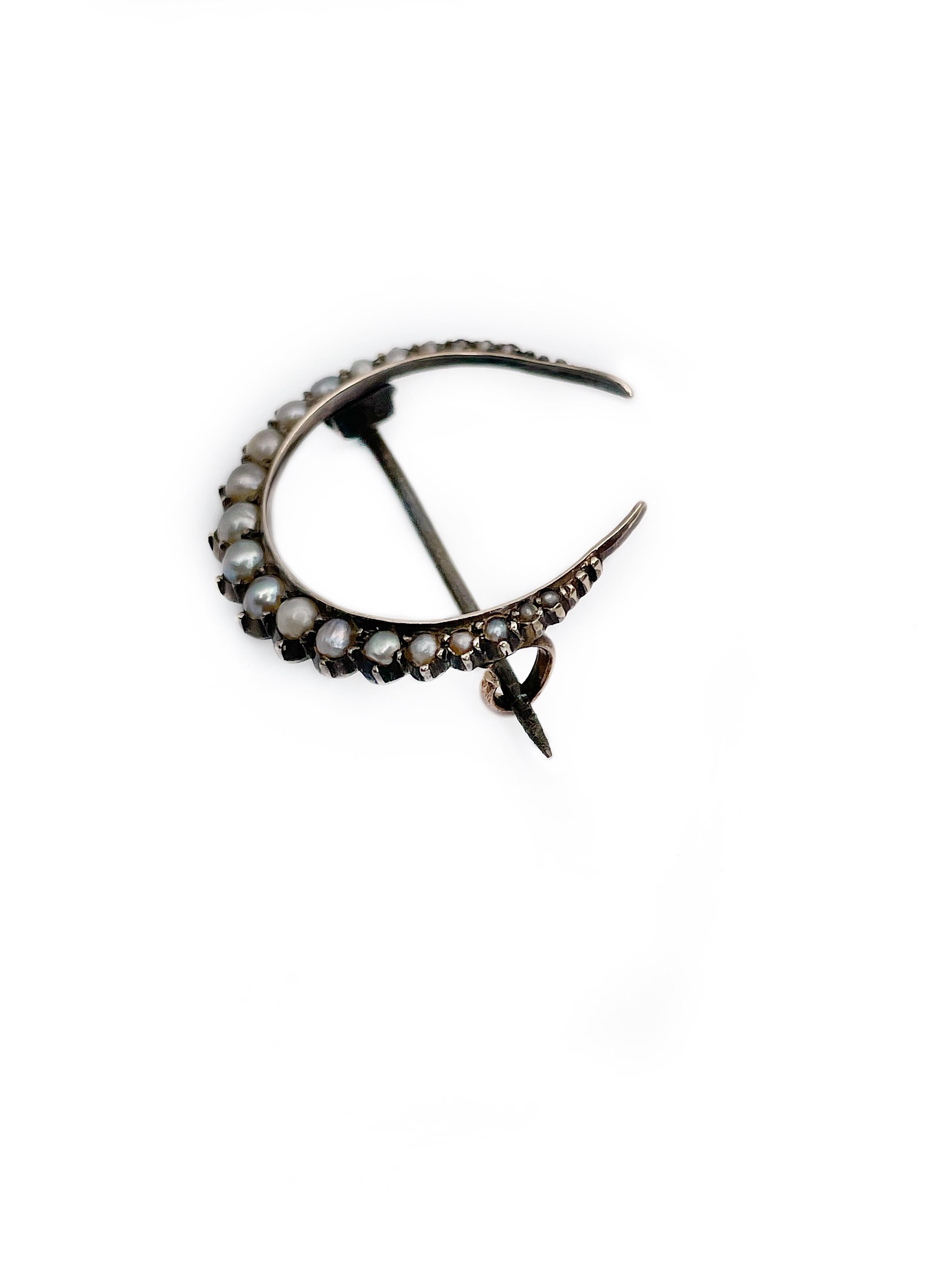 It is a delicate Victorian crescent moon pin brooch crafted in 14K yellow gold and adorned with silver. It features 21 seed pearls.

Weight: 2.04g
Size: 2.3x2.4cm

———

If you have any questions, please feel free to ask. We describe our items