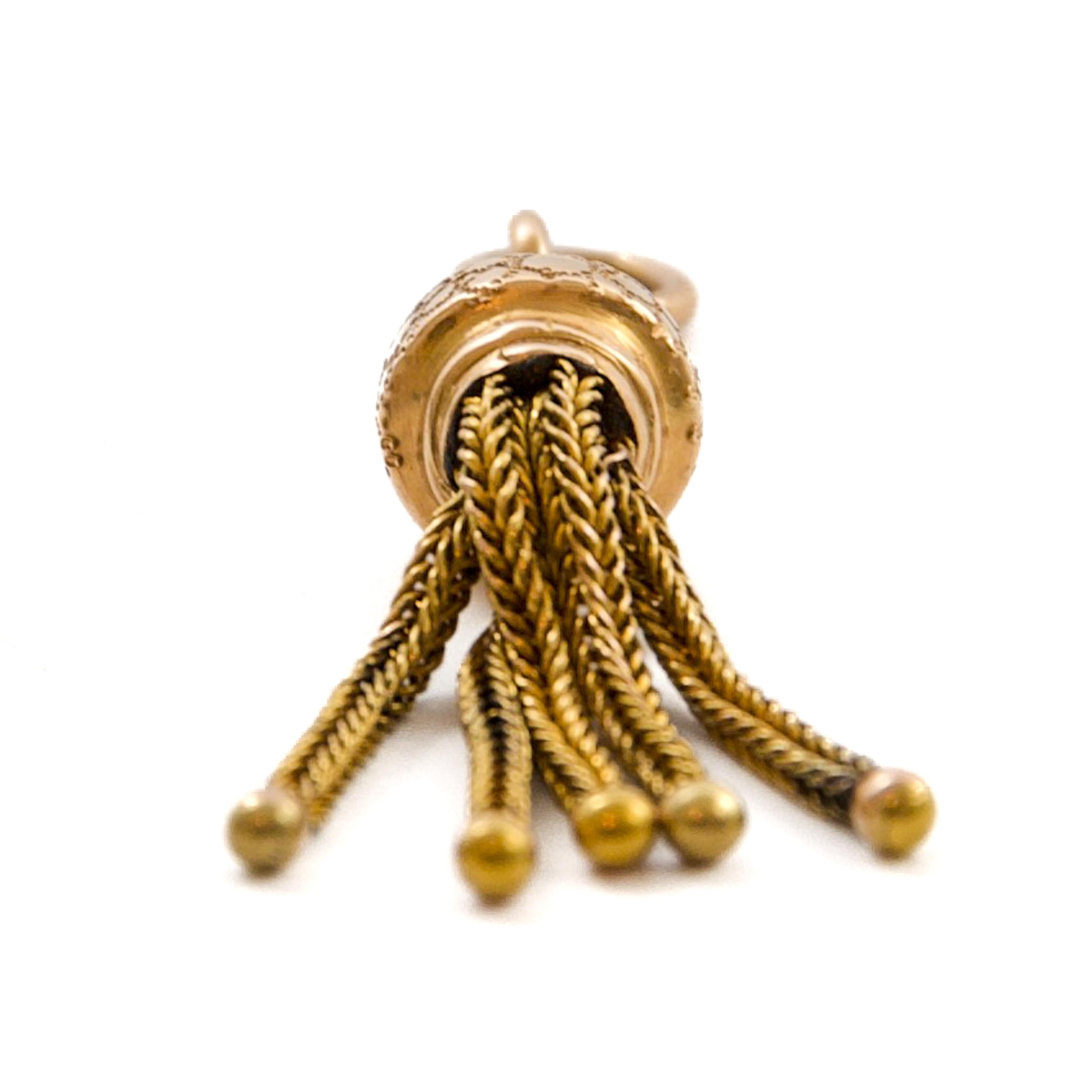 Vittoriano Antico ciondolo vittoriano con nappe in oro 14K, CIRCA 1880 in vendita