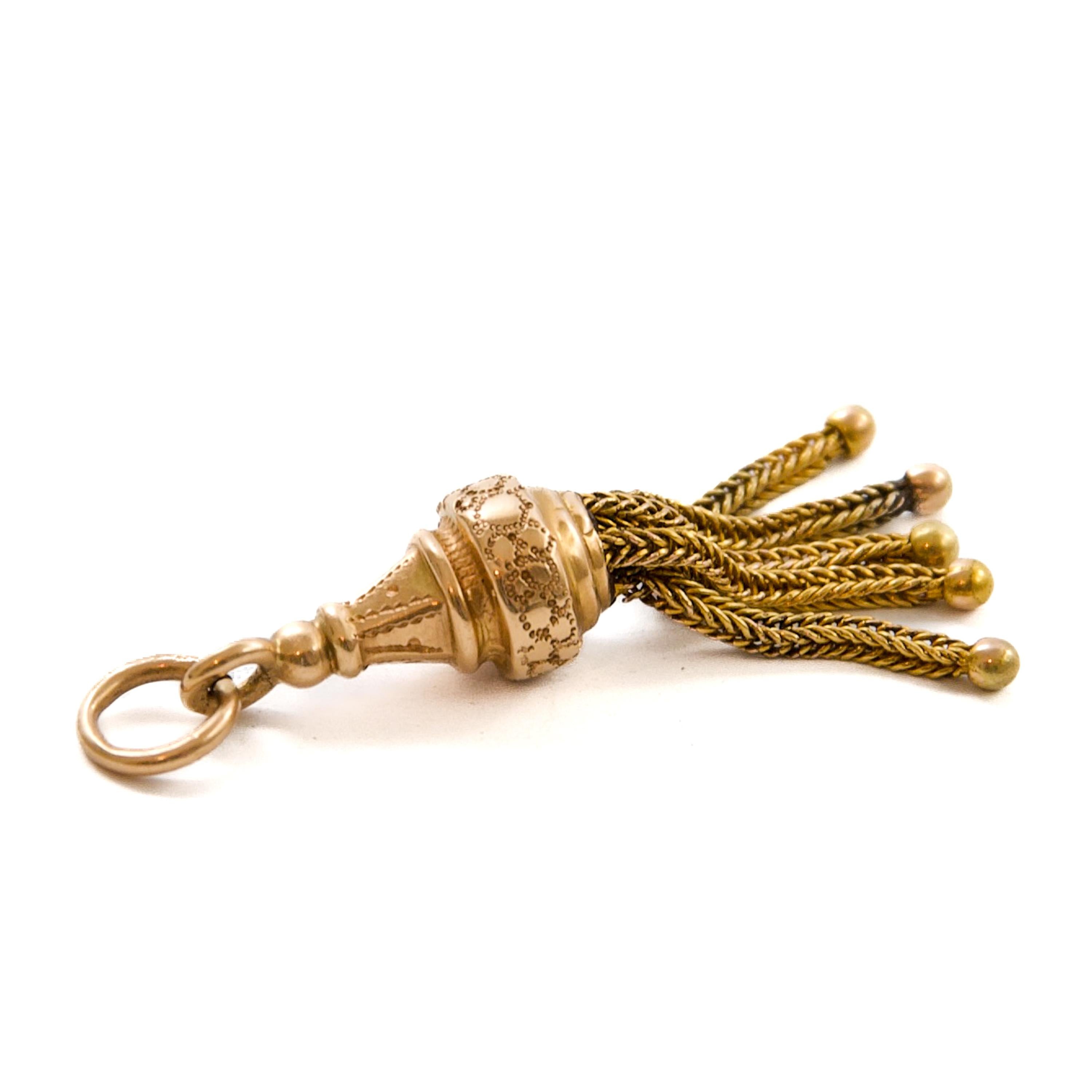 Antico ciondolo vittoriano con nappe in oro 14K, CIRCA 1880 in vendita 1
