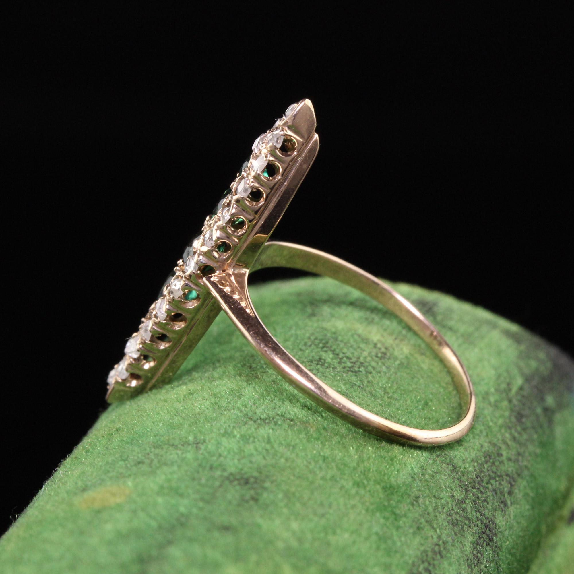 Wunderschöne antike viktorianische 14K Rose Gold Rose Cut Diamant und Granat Navette Ring. Dieser beeindruckende Ring enthält dunkelgrüne Granate, die von Diamanten im Rosenschliff umgeben sind, die in Roségold gefasst sind.

Artikel #R0788

Metall: