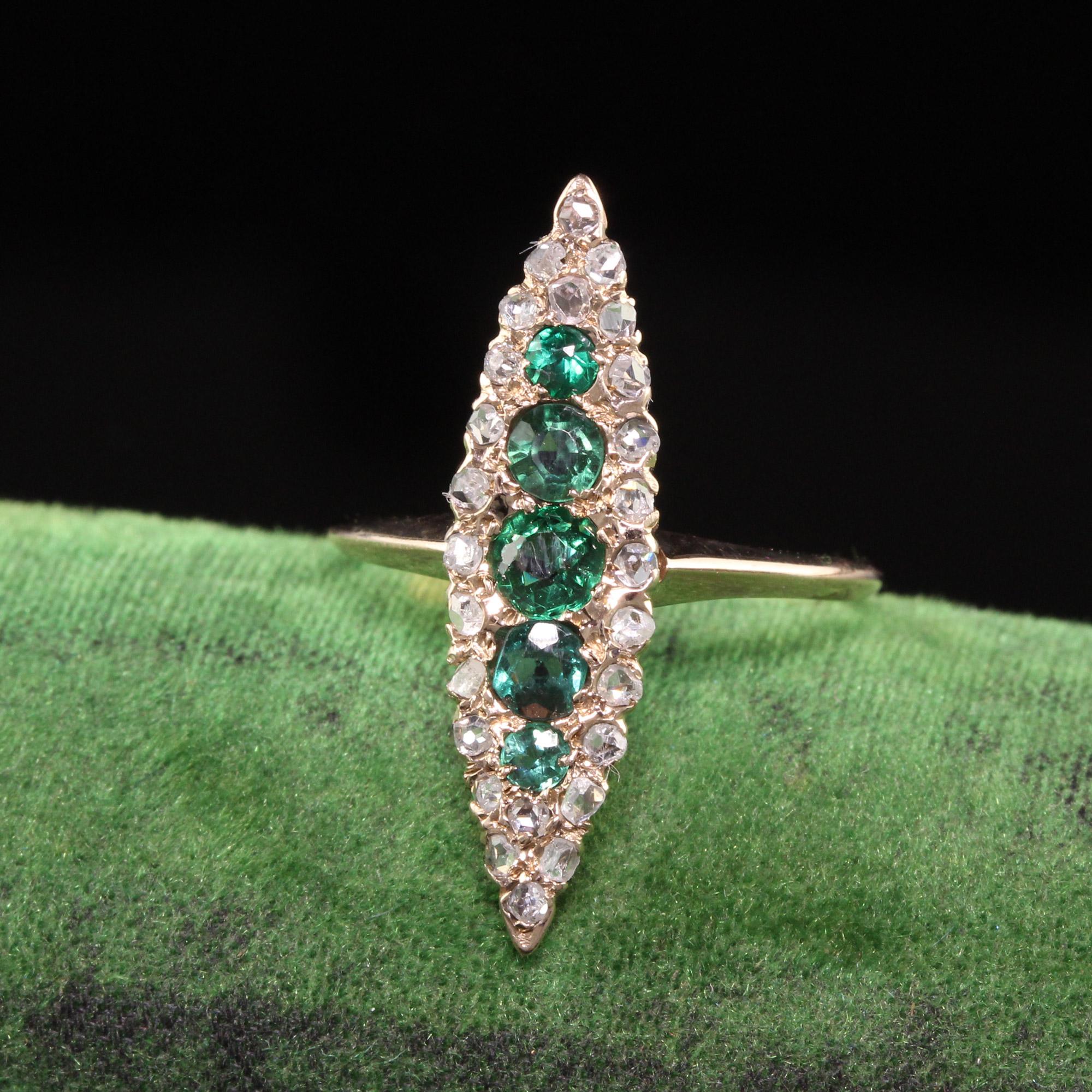 Magnifique bague victorienne ancienne en or rose 14K avec diamant taillé en rose et grenat. Cette bague impressionnante contient des grenats synthétiques vert foncé entourés de diamants taillés en rose et sertis dans de l'or rose. La bague est en