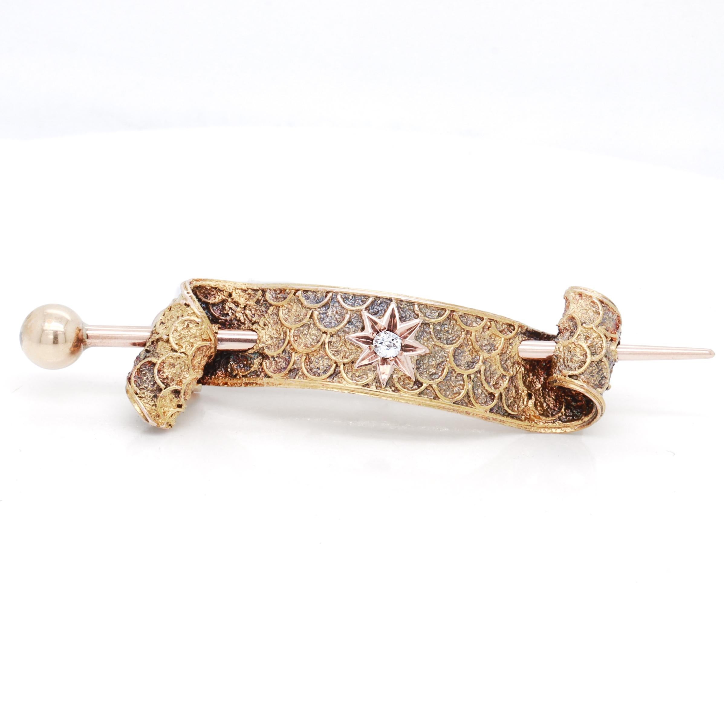Broche ou épingle victorienne ancienne en or jaune et rose 14k et diamants en forme de volute en vente 1