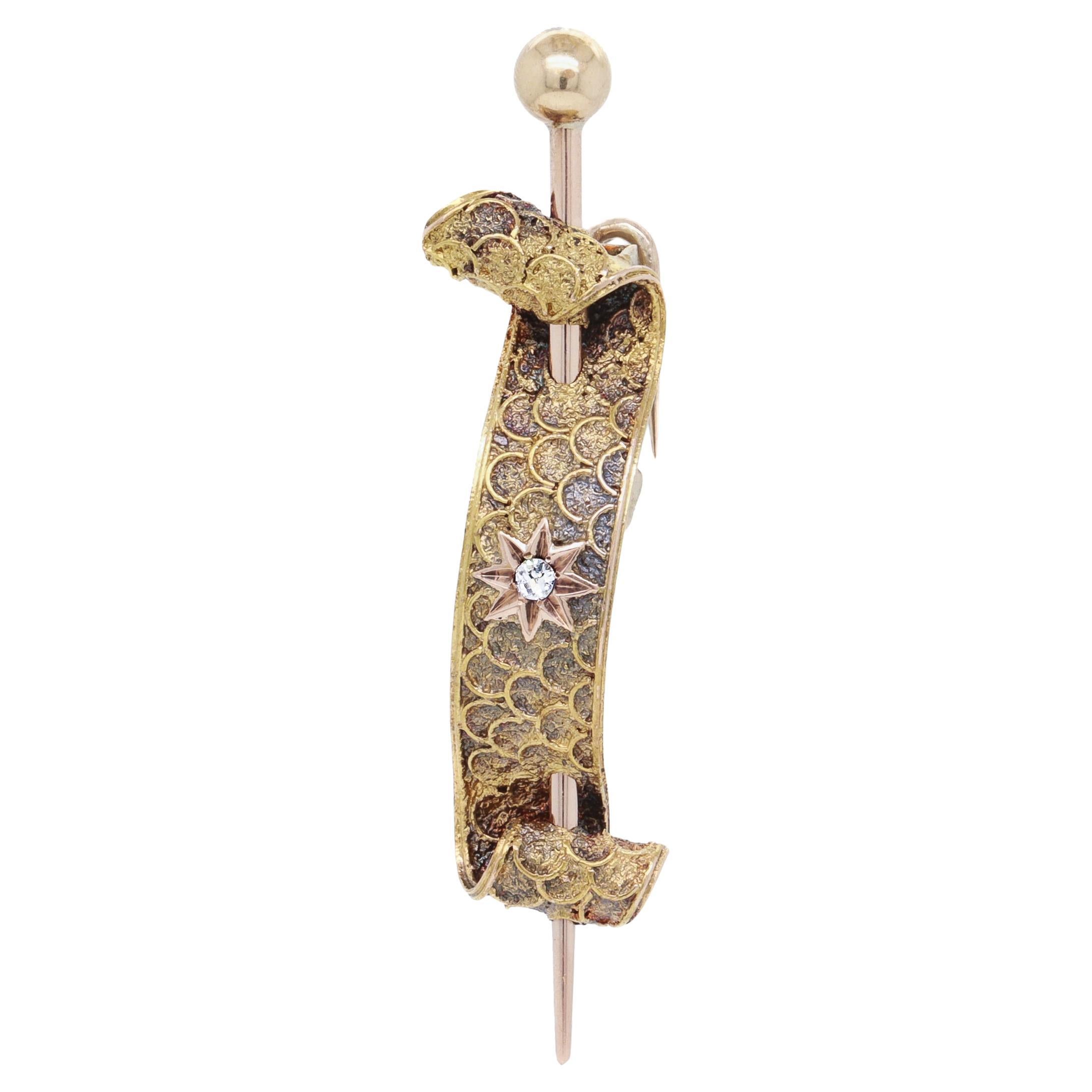 Broche ou épingle victorienne ancienne en or jaune et rose 14k et diamants en forme de volute en vente