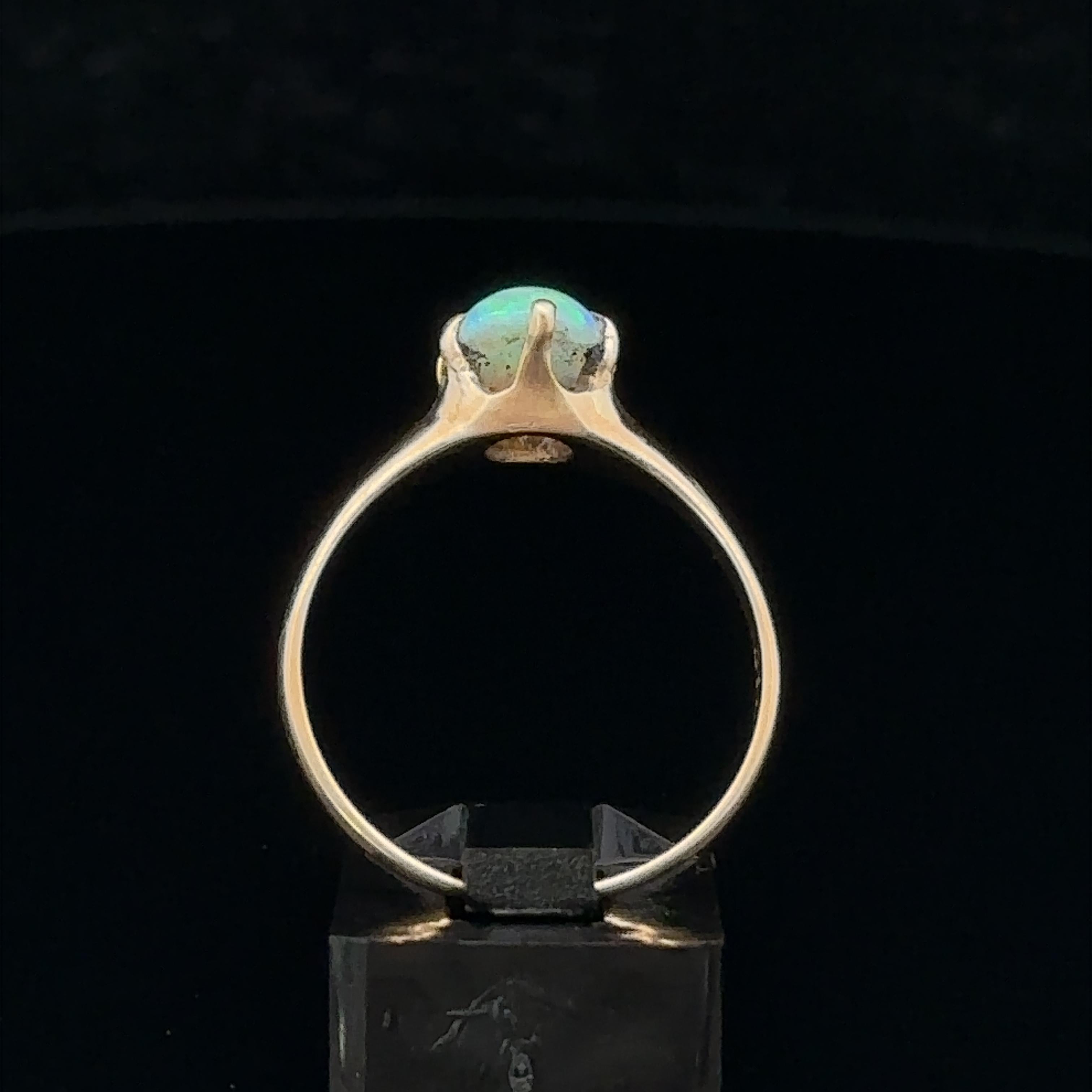 -Pierre(s)
(1) Opale véritable naturelle - Cabochon ovale - Serti - Incroyable jeu de couleurs  - 0,61ctw (exact)
MATERIAL : Or jaune 14k massif
Poids : 1.78 grammes
Taille de la bague : 6.0 (ajustée au doigt, veuillez nous contacter avant l'achat
