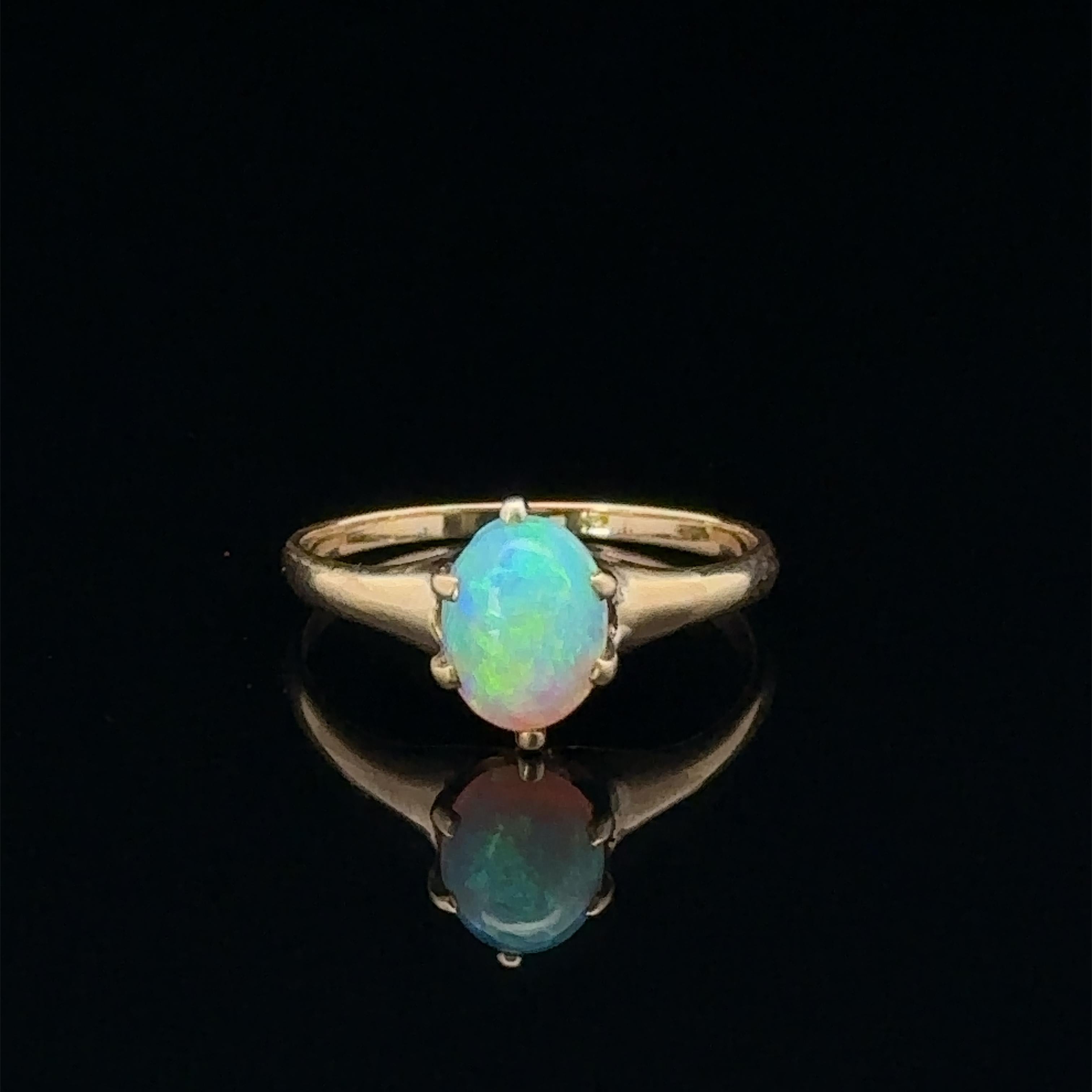 Taille ovale Magnifique bague solitaire ovale victorienne ancienne en or jaune 14 carats 0,61 carat en vente