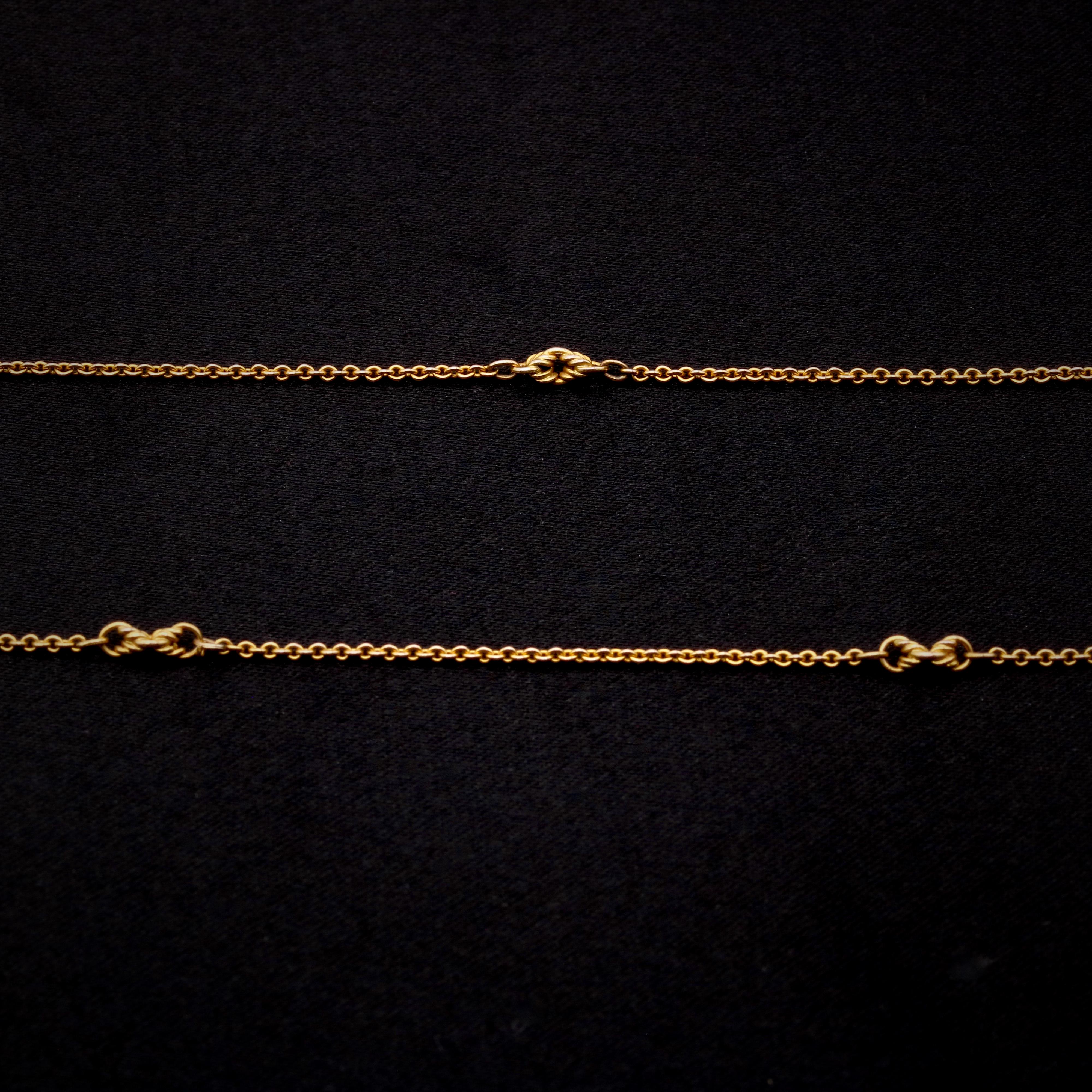 Una catena antica in oro giallo, composta da maglie a nodo fantasia e maglie a traccia, in oro giallo 14 carati. 

La cosa che preferisco di questa catena A Link in oro giallo antico 14K è l'intricata maglia a nodi. Qual è il tuo? Forse il lussuoso