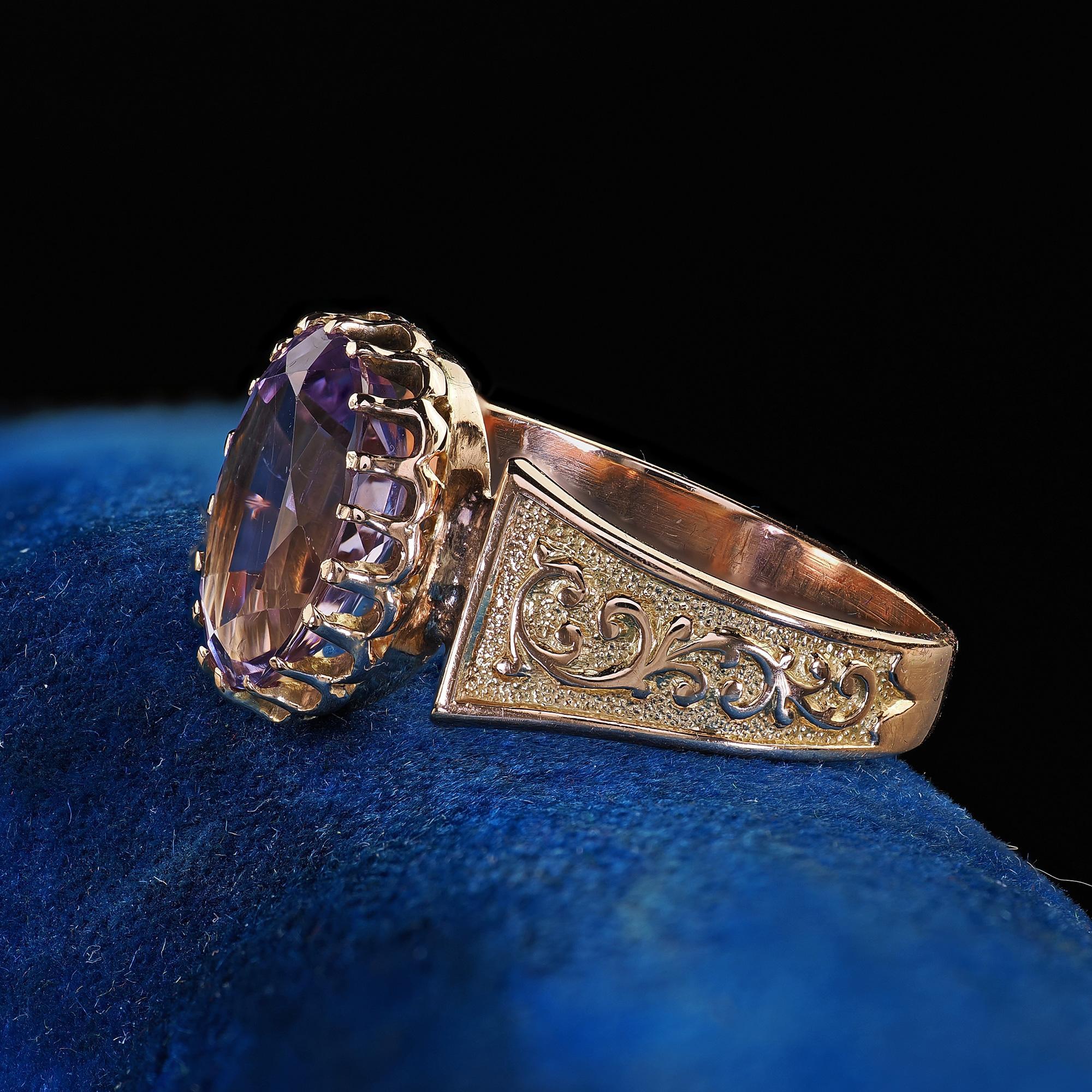 Antique Victorian 14K Yellow Gold Amethyst Solitaire Engraved Engagement Ring In Good Condition For Sale In Great Neck, NY