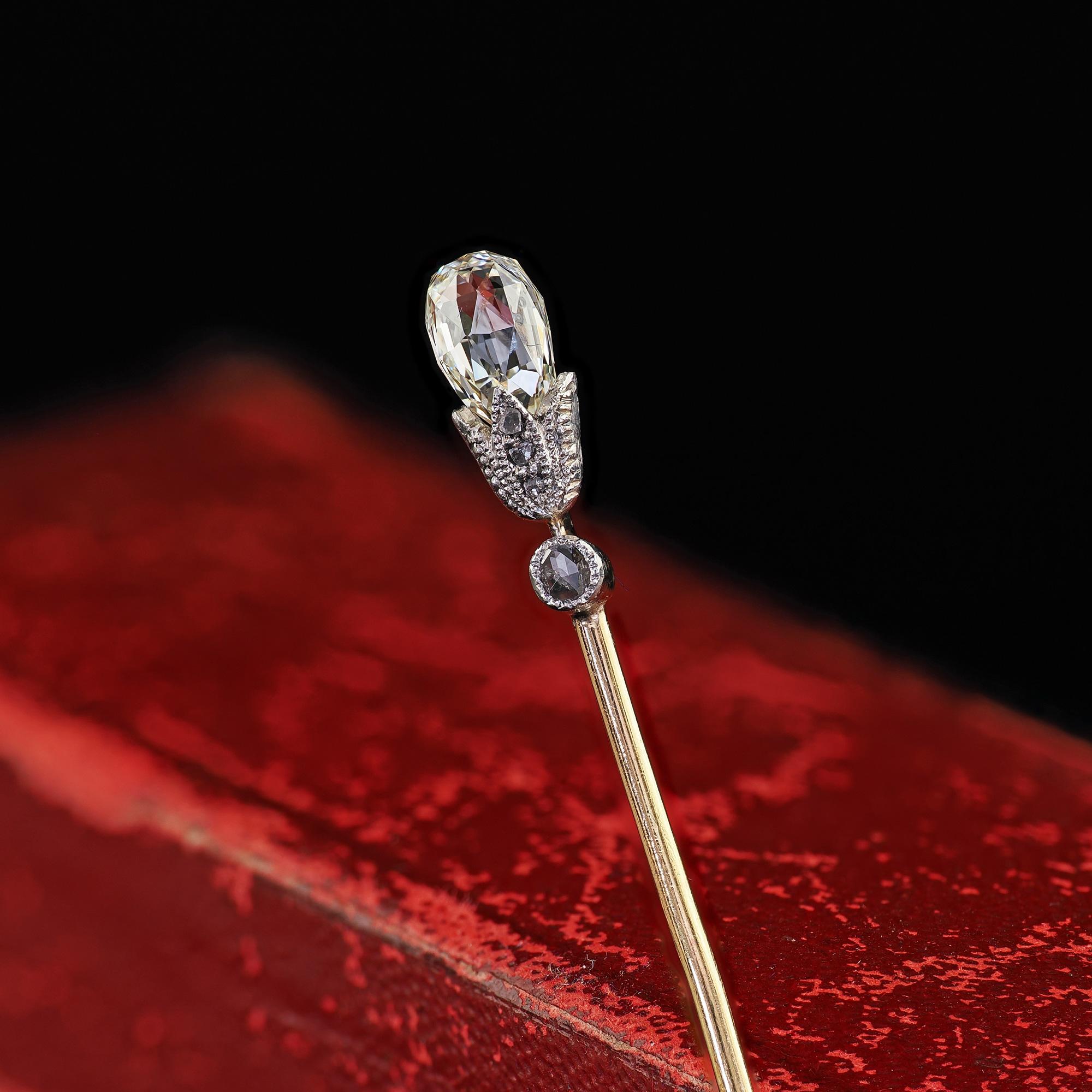 Magnifique épingle �à torche victorienne ancienne en or jaune 14K et argent à briolette de diamants. Cette incroyable épingle victorienne antique à briolette diamantée est réalisée en or jaune 14k et en argent. Cette épingle à bâton est ornée d'une