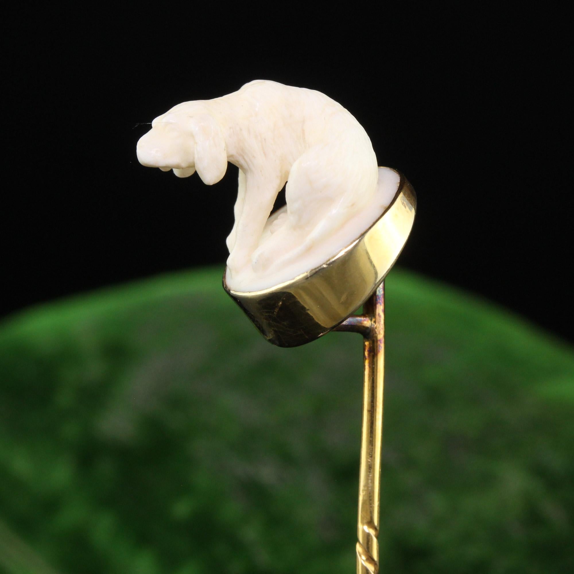 Antike viktorianische 14K Gelbgold geschnitzte Hundestick-Anstecknadel (Viktorianisch) im Angebot