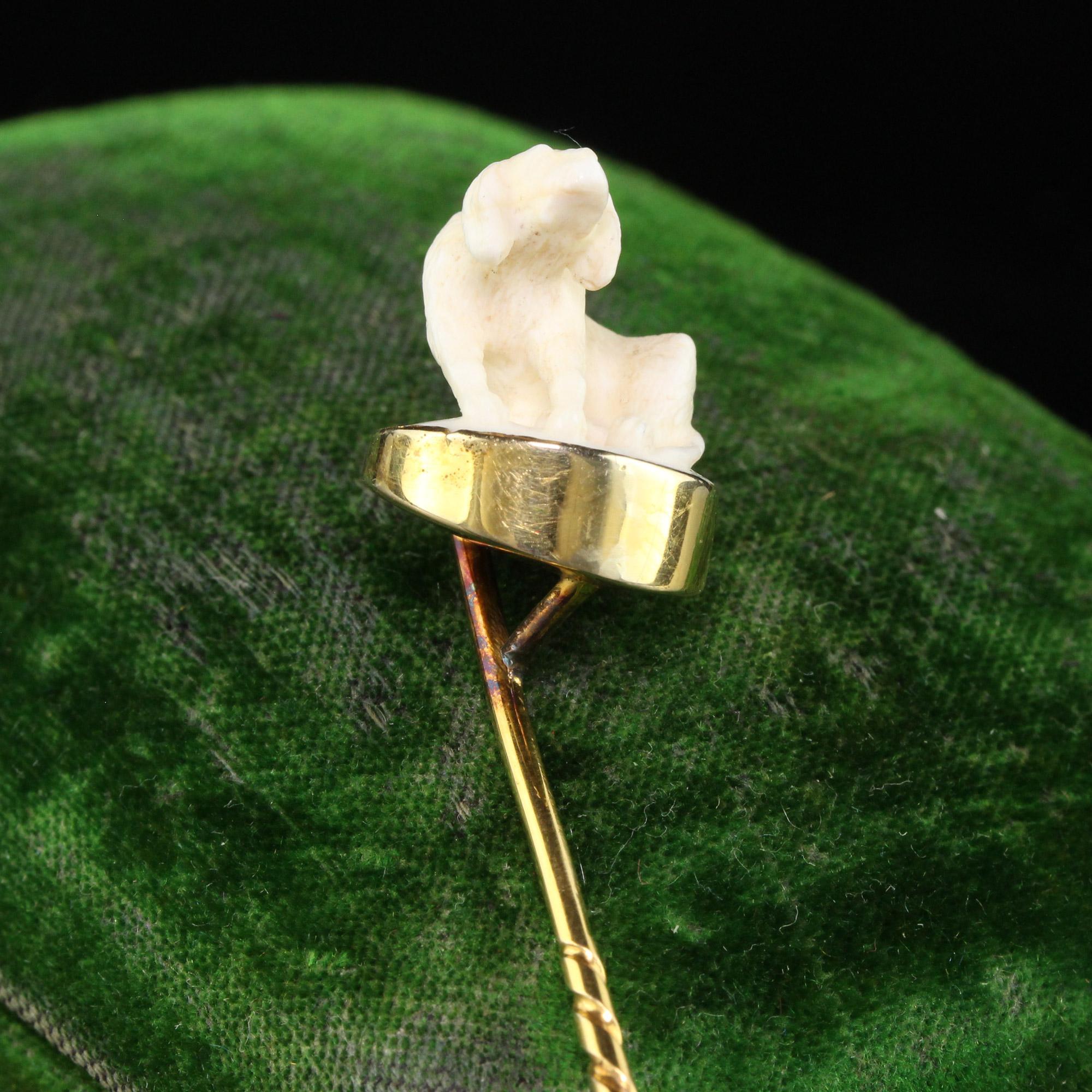 Antike viktorianische 14K Gelbgold geschnitzte Hundestick-Anstecknadel für Damen oder Herren im Angebot