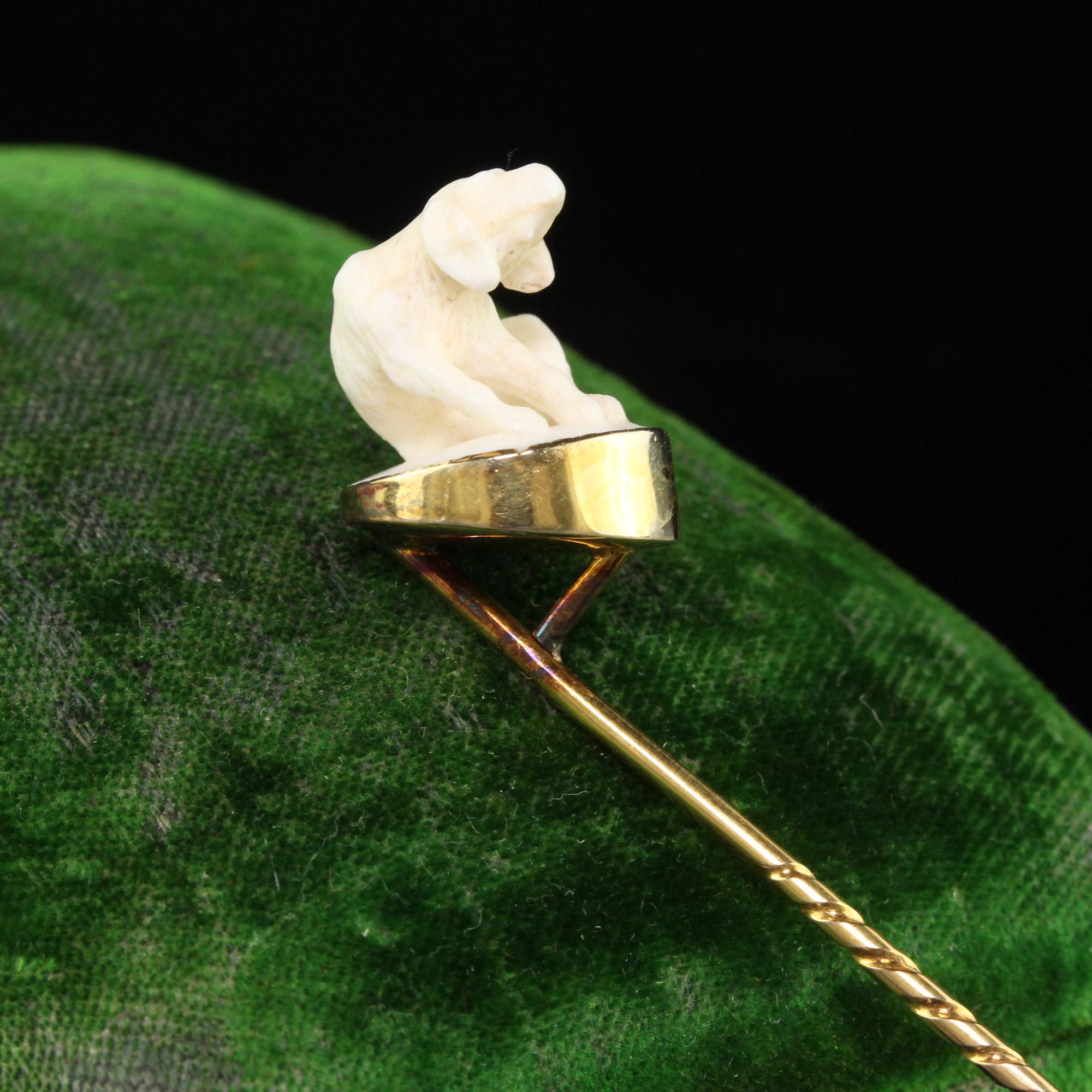 Antike viktorianische 14K Gelbgold geschnitzte Hundestick-Anstecknadel im Angebot 1