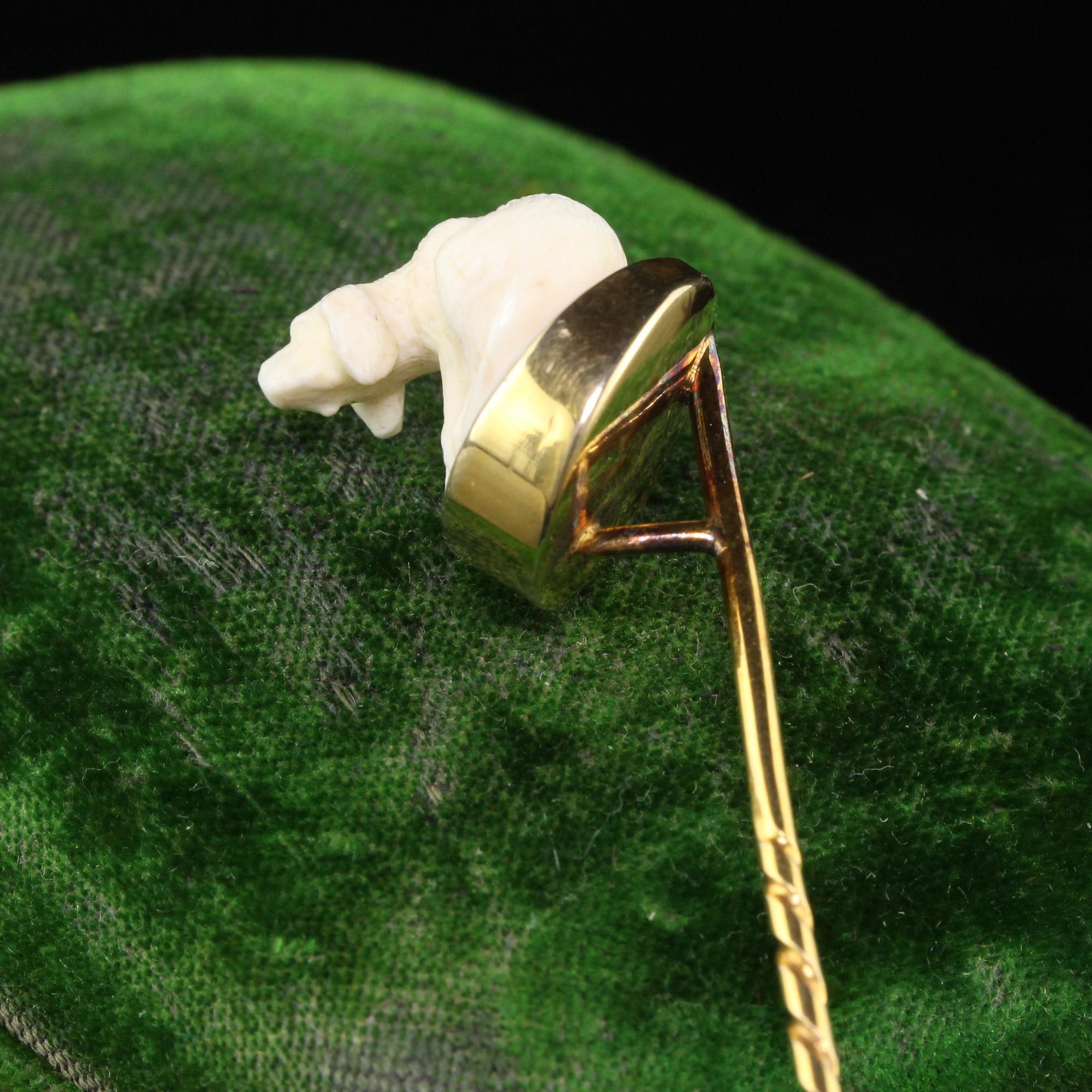 Antike viktorianische 14K Gelbgold geschnitzte Hundestick-Anstecknadel im Angebot 2