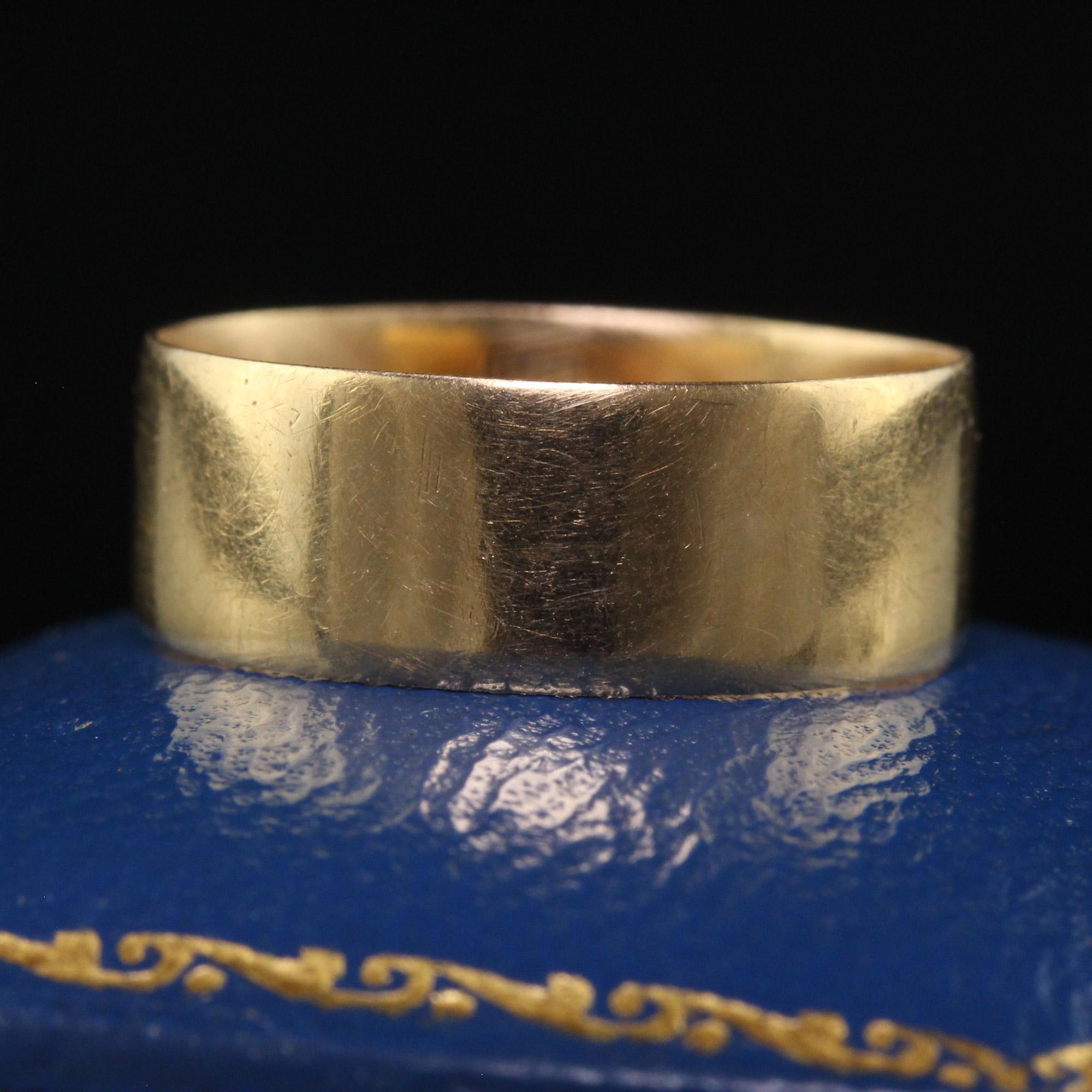 Preciosa alianza victoriana clásica ancha de oro amarillo de 14 quilates - Tamaño 5 3/4. Esta alianza clásica victoriana está fabricada en oro amarillo de 14 quilates. El anillo tiene una banda lisa clásica alrededor. El anillo está en buen estado y