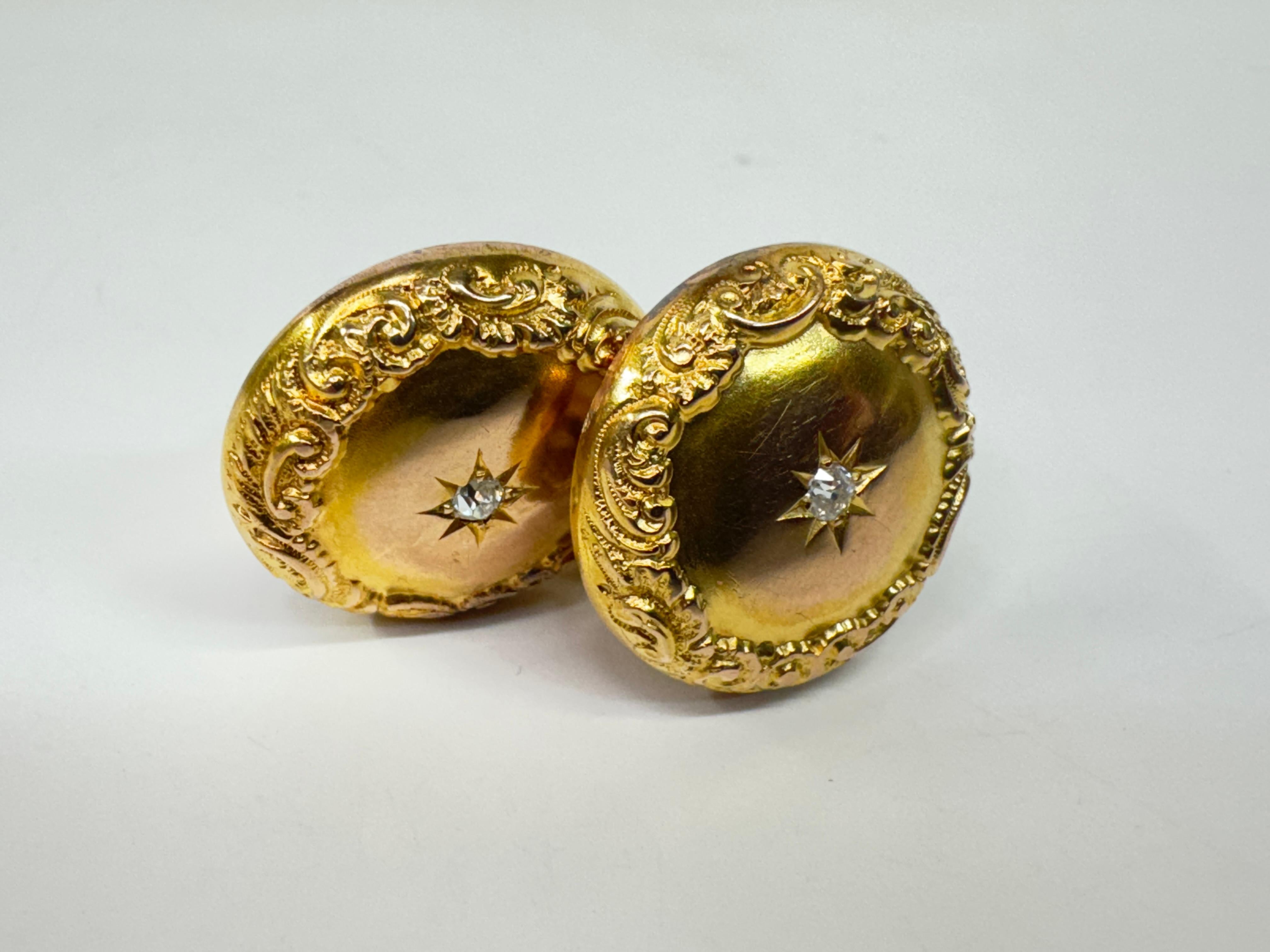 Taille ronde Boutons de manchette victoriens anciens en or jaune 14 carats avec diamants (0,10 carat) en vente