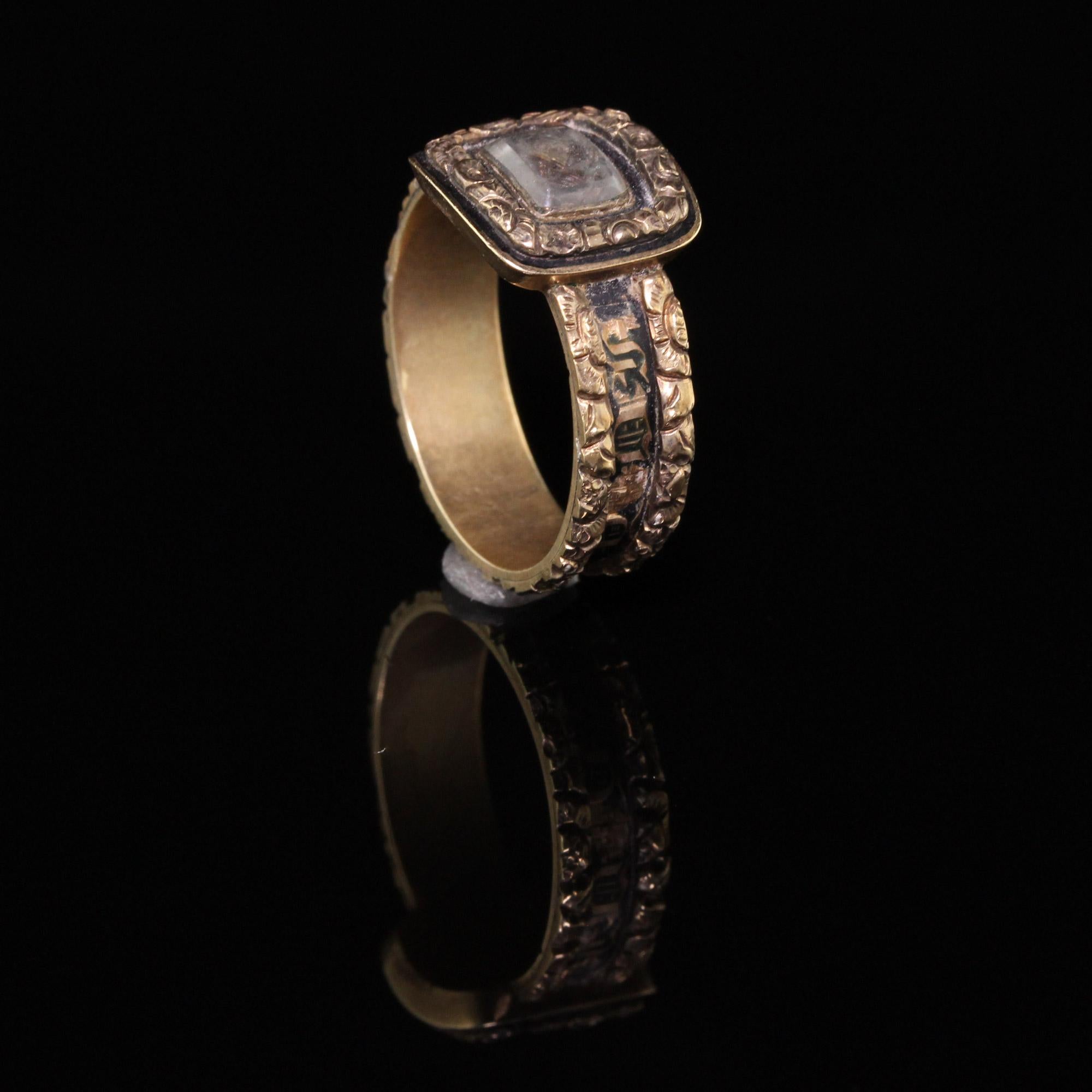 Ancienne bague de de deuil victorienne en or jaune 14 carats gravé et émail noir Pour femmes en vente