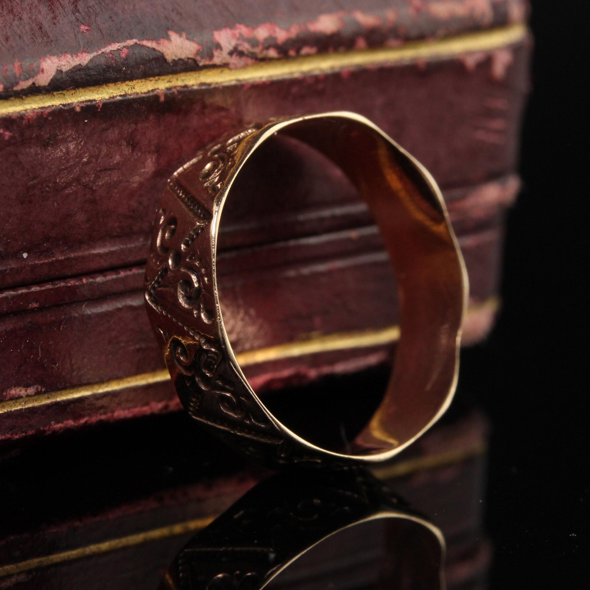Antique Victorian 14K Yellow Gold Engraved Wedding Band - Size 5 1/2 In Good Condition For Sale In Great Neck, NY