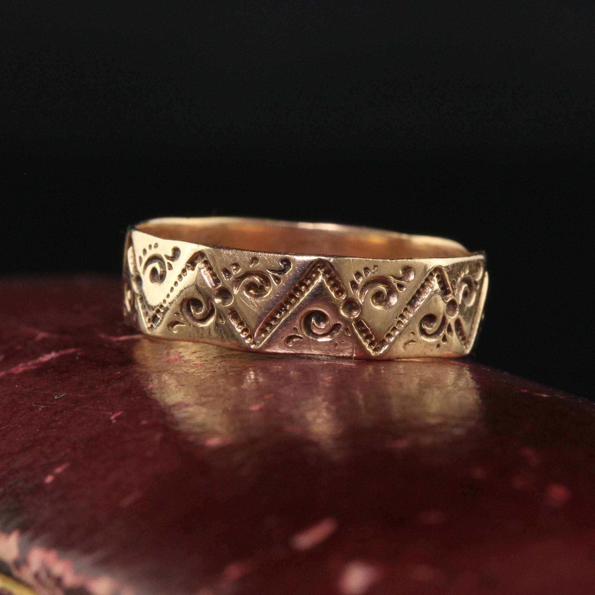Antique Victorian 14K Yellow Gold Engraved Wedding Band - Size 5 1/2 For Sale 1
