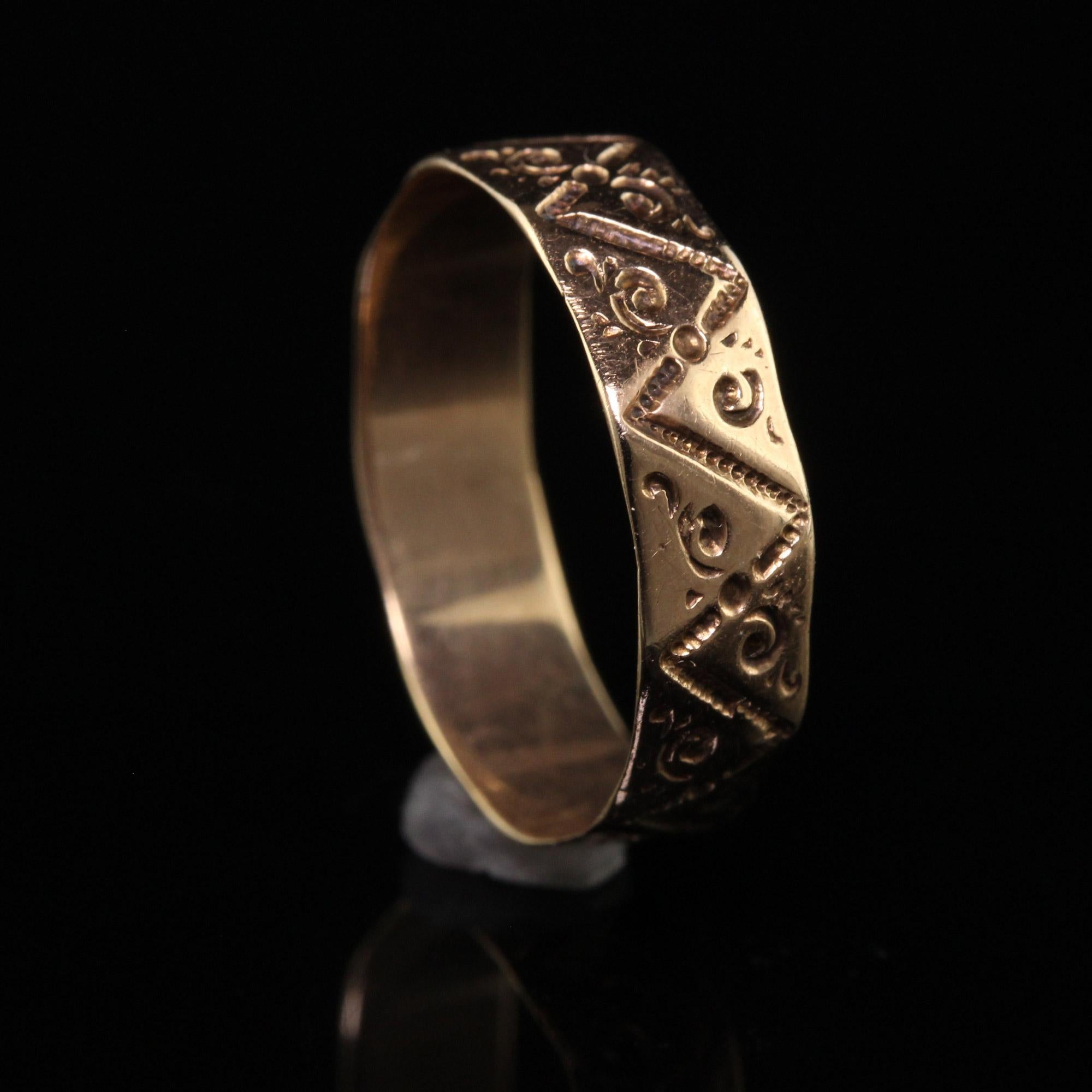 Antique Victorian 14K Yellow Gold Engraved Wedding Band - Size 5 1/2 For Sale 3