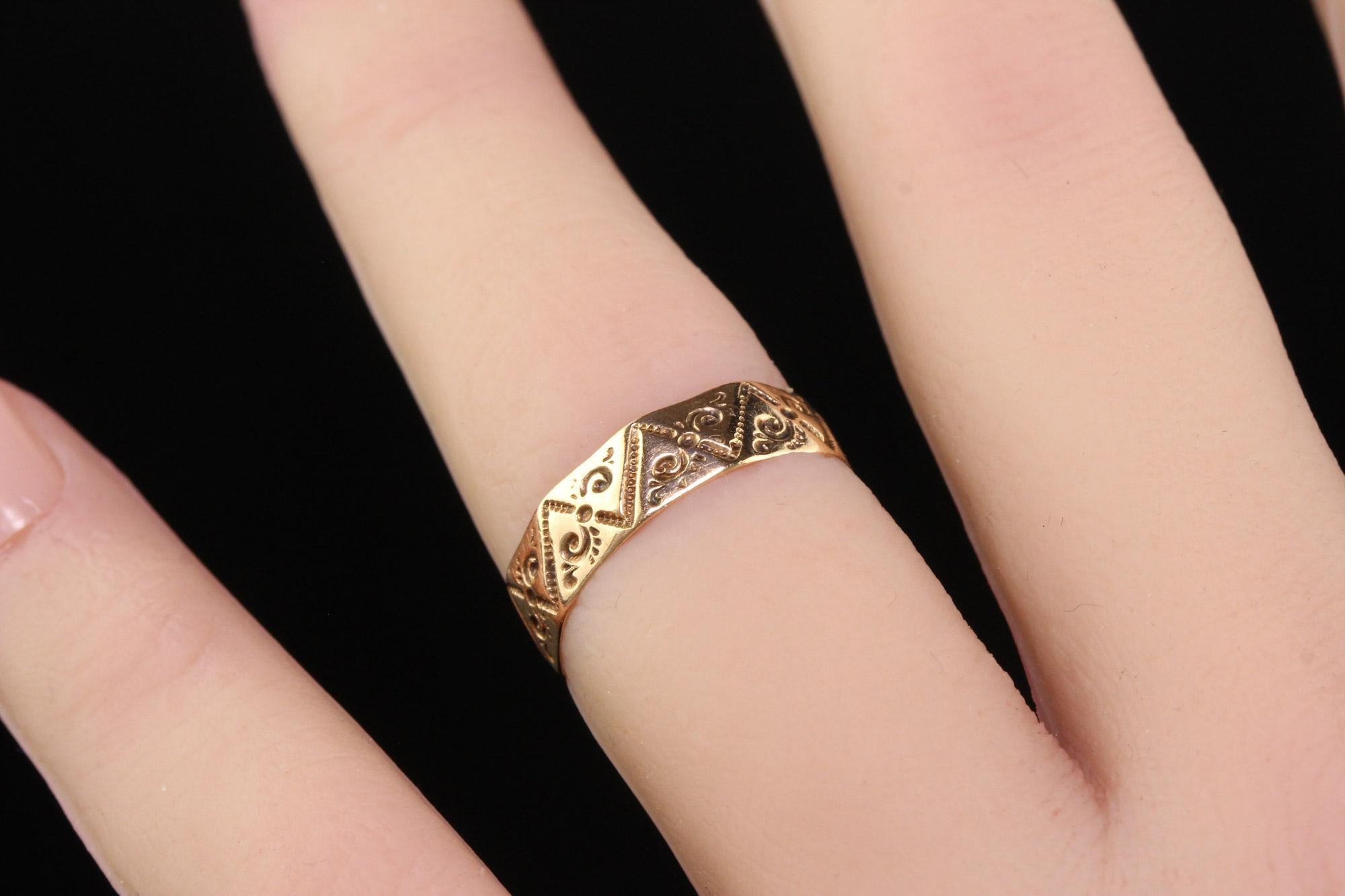 Antique Victorian 14K Yellow Gold Engraved Wedding Band - Size 5 1/2 For Sale 4