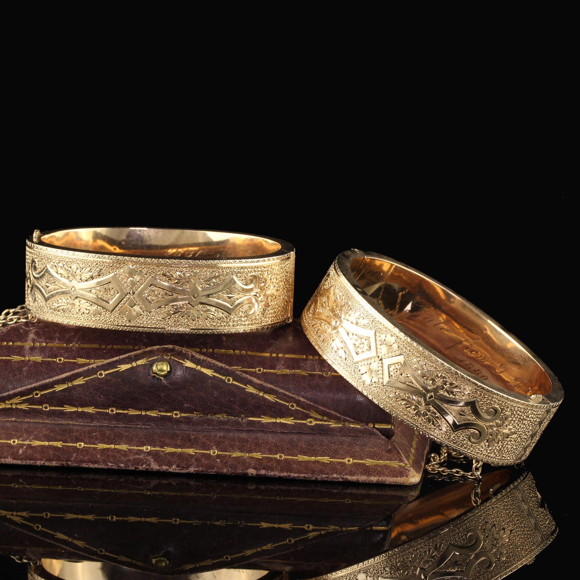 Antiker viktorianischer 14K Gelbgold gravierter breiter Armreif-Set (Viktorianisch)