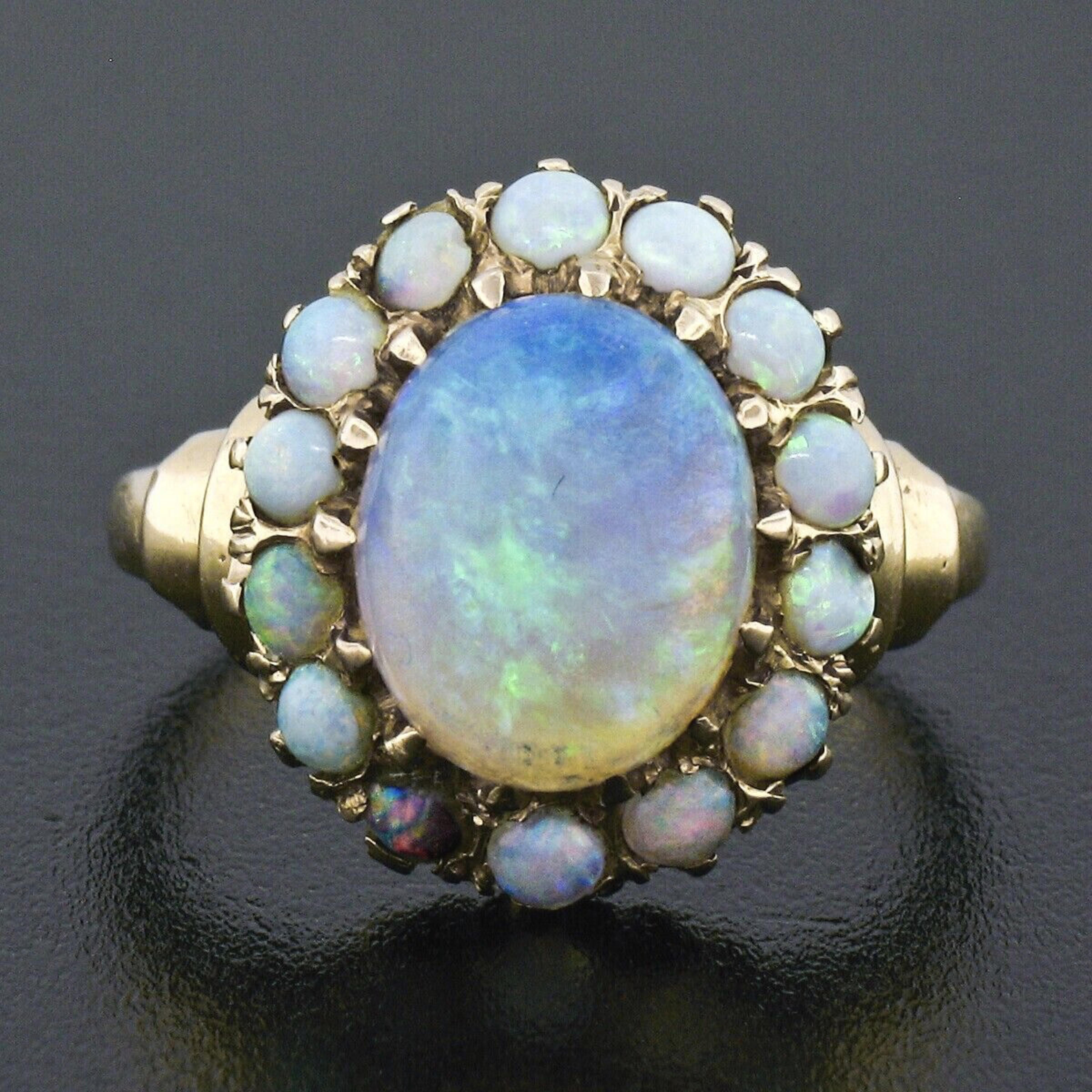 Antiker viktorianischer 14K Gelbgold feiner ovaler Cabochon-Opal Solitär & Halo-Ring (Viktorianisch)
