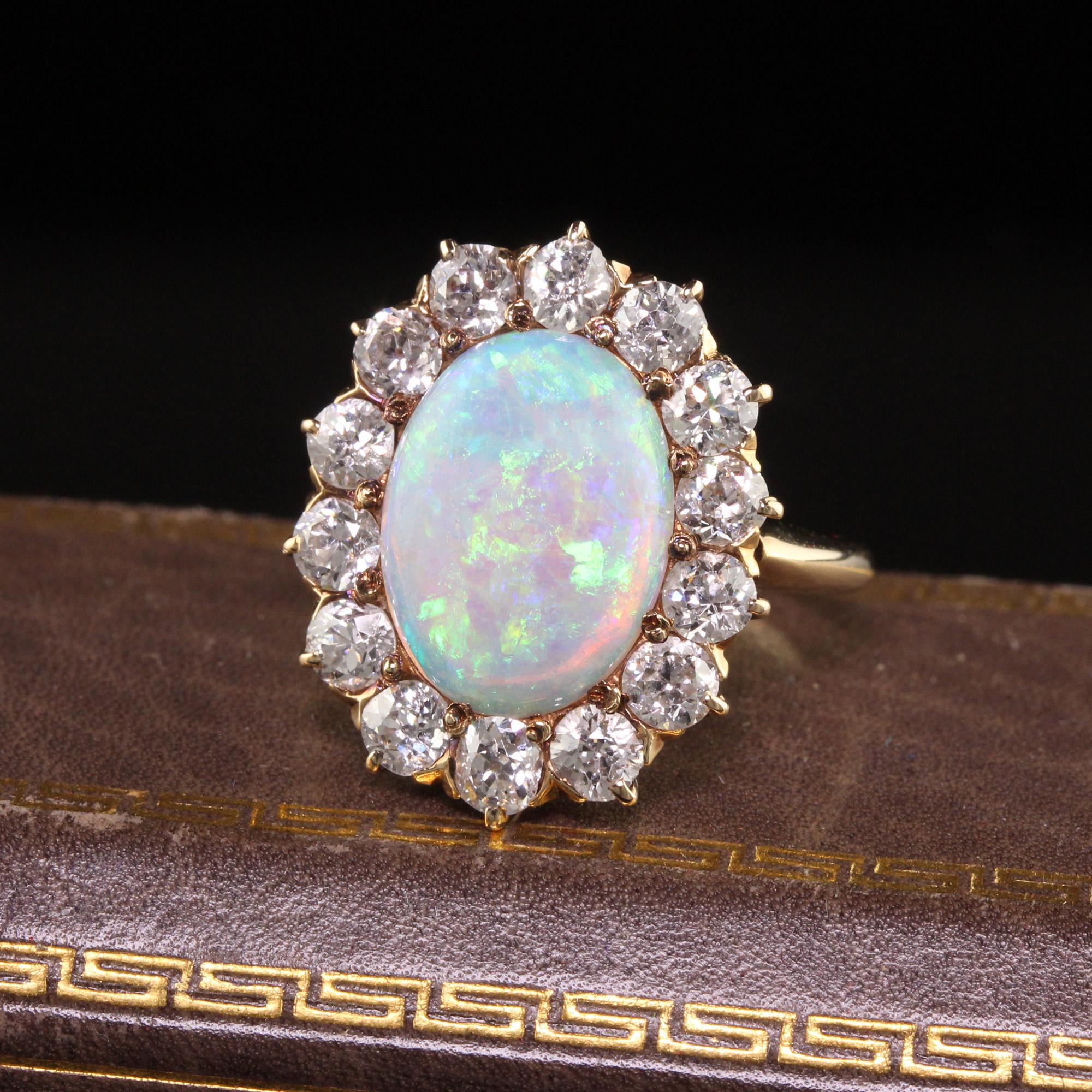 Schöner antiker viktorianischer 14K Gelbgold natürlicher Opal alter Euro Diamant Verlobungsring. Dieser unglaubliche Verlobungsring ist aus 14 Karat Gelbgold gefertigt. Das Zentrum hält eine natürliche Opal mit erstaunlichen ein erstaunliches Spiel