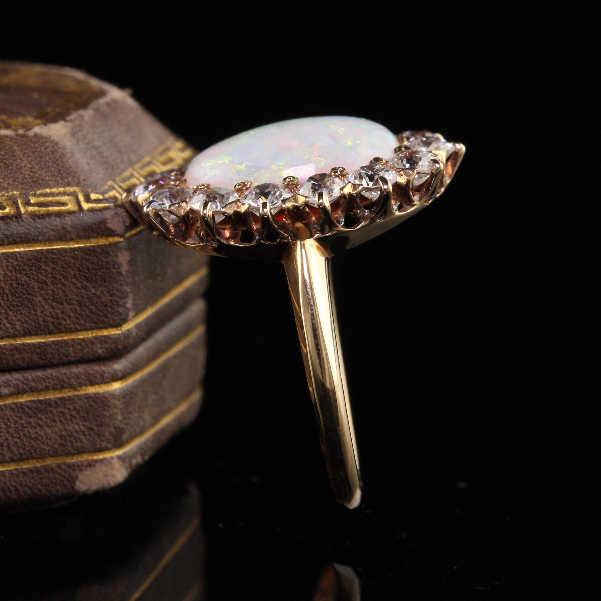 Antiker viktorianischer Verlobungsring aus 14 Karat Gelbgold mit natürlichem Opal und altem Eurodiamant (Viktorianisch)