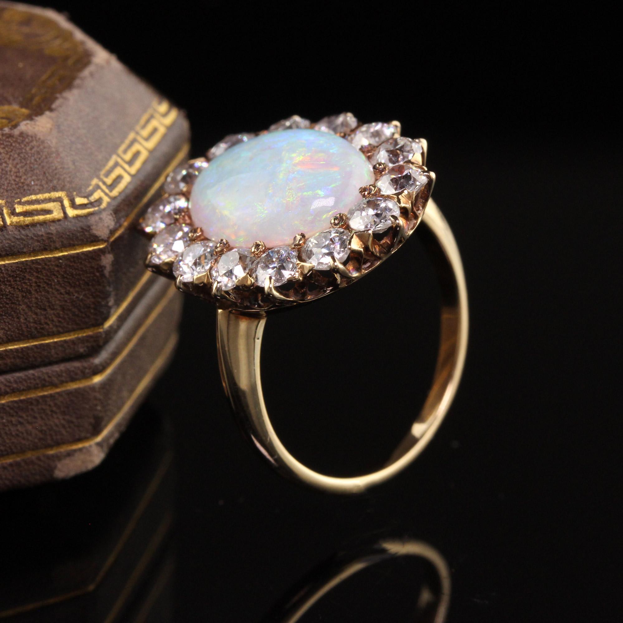 Antiker viktorianischer Verlobungsring aus 14 Karat Gelbgold mit natürlichem Opal und altem Eurodiamant (Cabochon)
