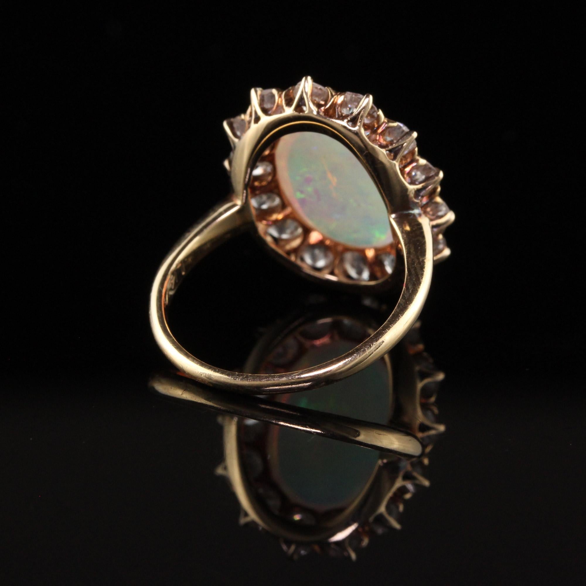Antiker viktorianischer Verlobungsring aus 14 Karat Gelbgold mit natürlichem Opal und altem Eurodiamant Damen