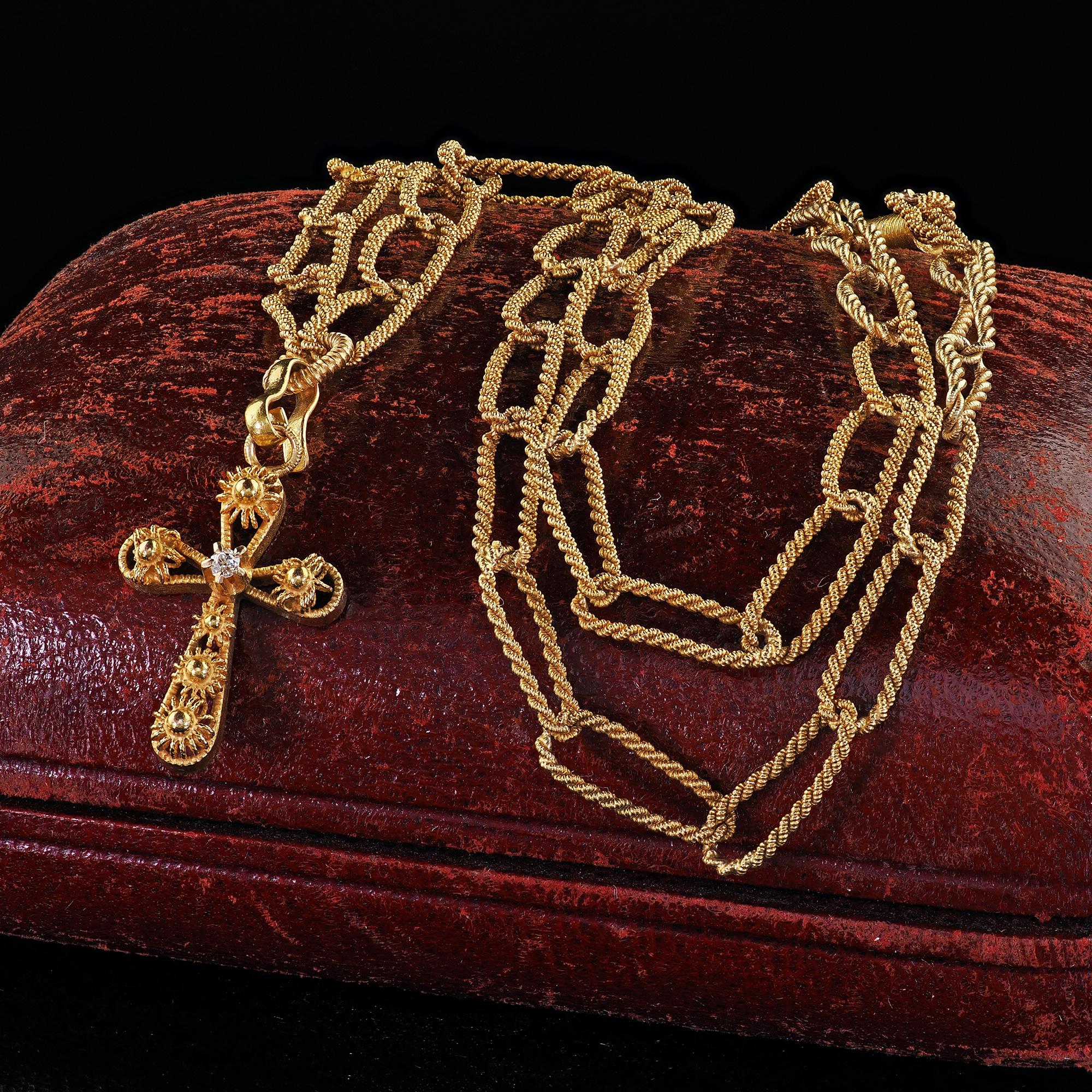 Magnifique collier victorien antique en or jaune 14K avec pendentif en forme de croix en diamant taillé à l'ancienne. Ce magnifique pendentif et collier victorien en forme de croix en diamant de taille ancienne est réalisé en or jaune 14k. Ce