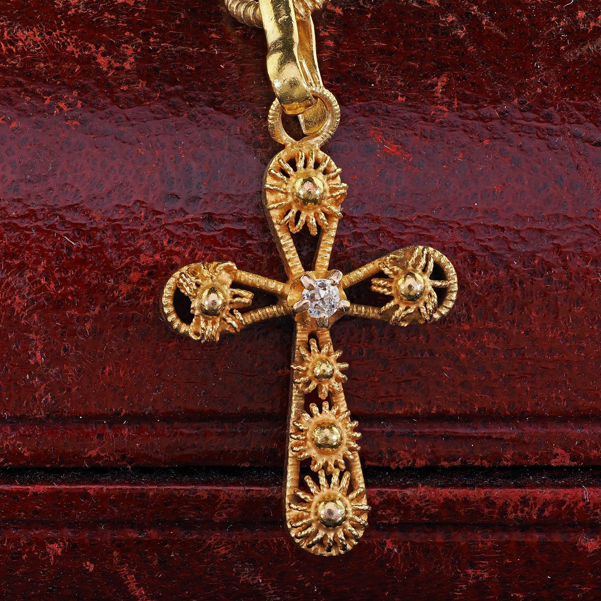 Taille vieille mine Collier pendentif croix en or jaune 14K à diamants anciens taillés en vente
