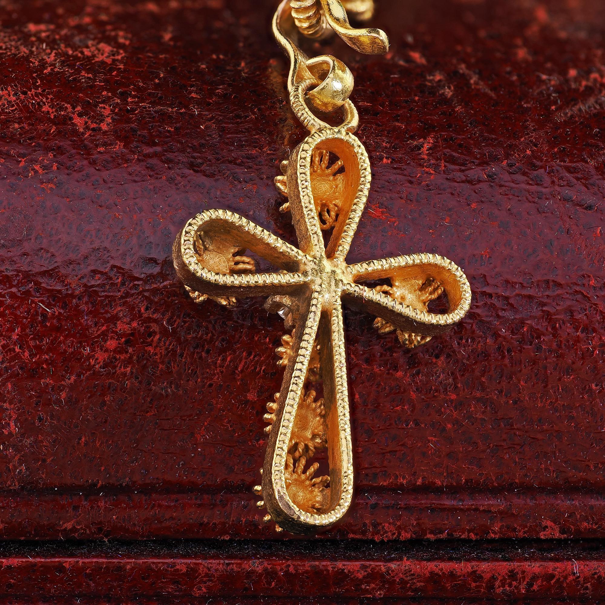 Collier pendentif croix en or jaune 14K à diamants anciens taillés Bon état - En vente à Great Neck, NY