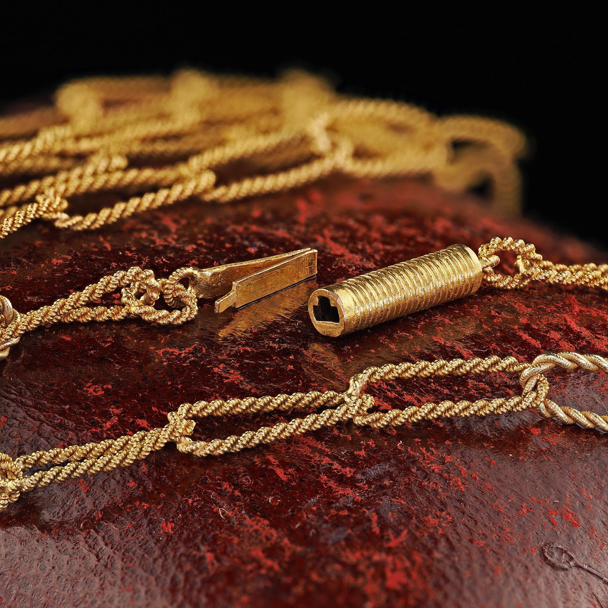 Collier pendentif croix en or jaune 14K à diamants anciens taillés en vente 1